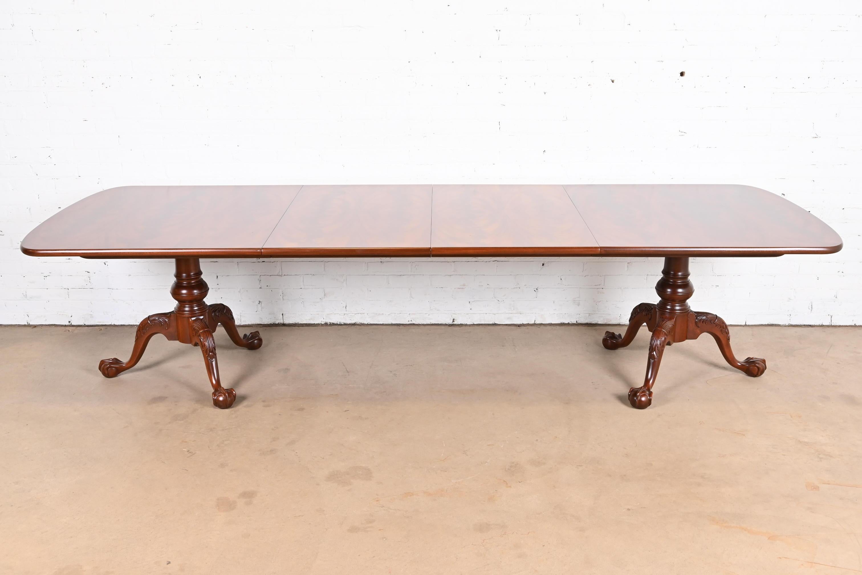 Henredon Georgian Flame Mahogany Double Pedestal Extension Dining Table In Good Condition For Sale In South Bend, IN