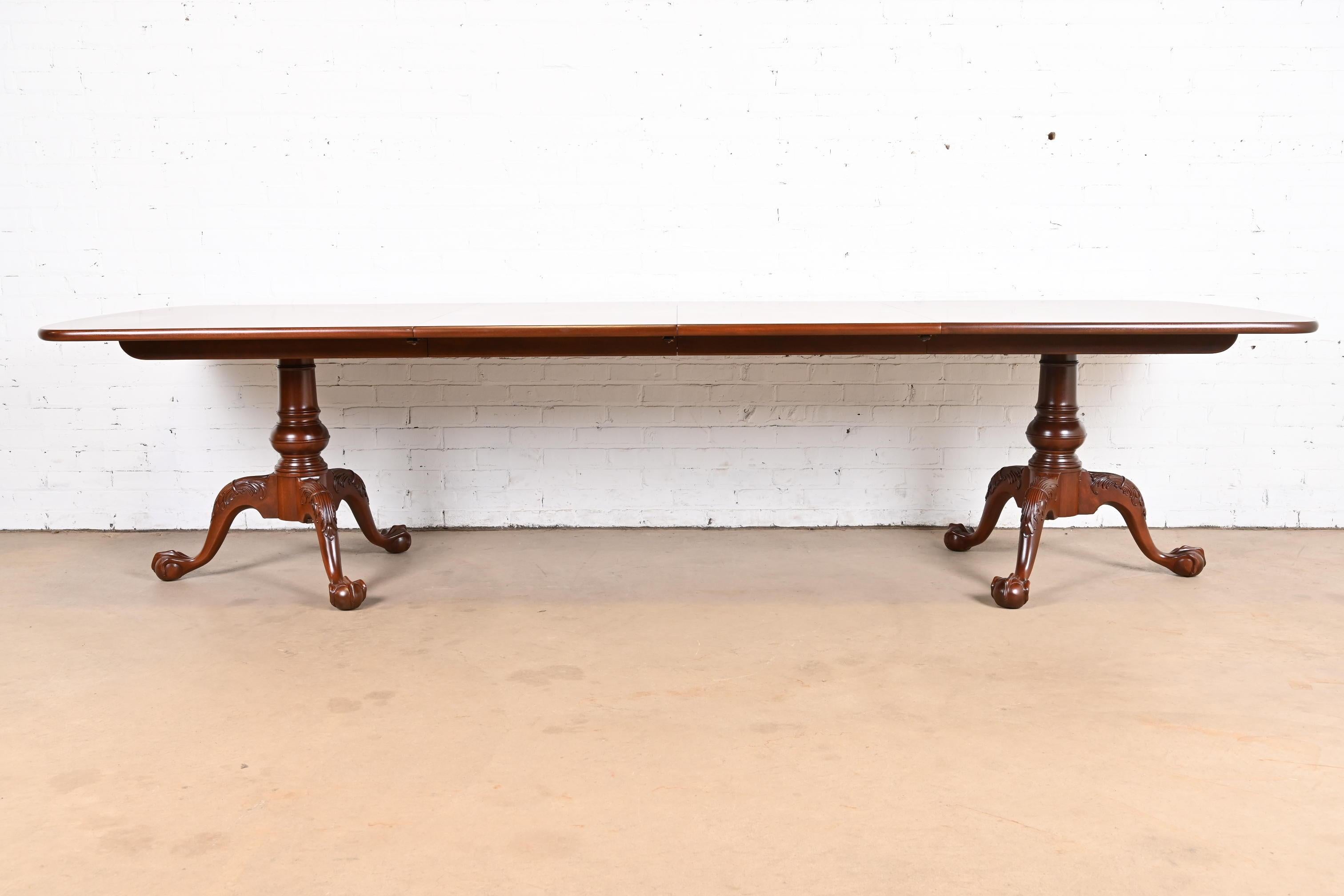 Late 20th Century Henredon Georgian Flame Mahogany Double Pedestal Extension Dining Table For Sale
