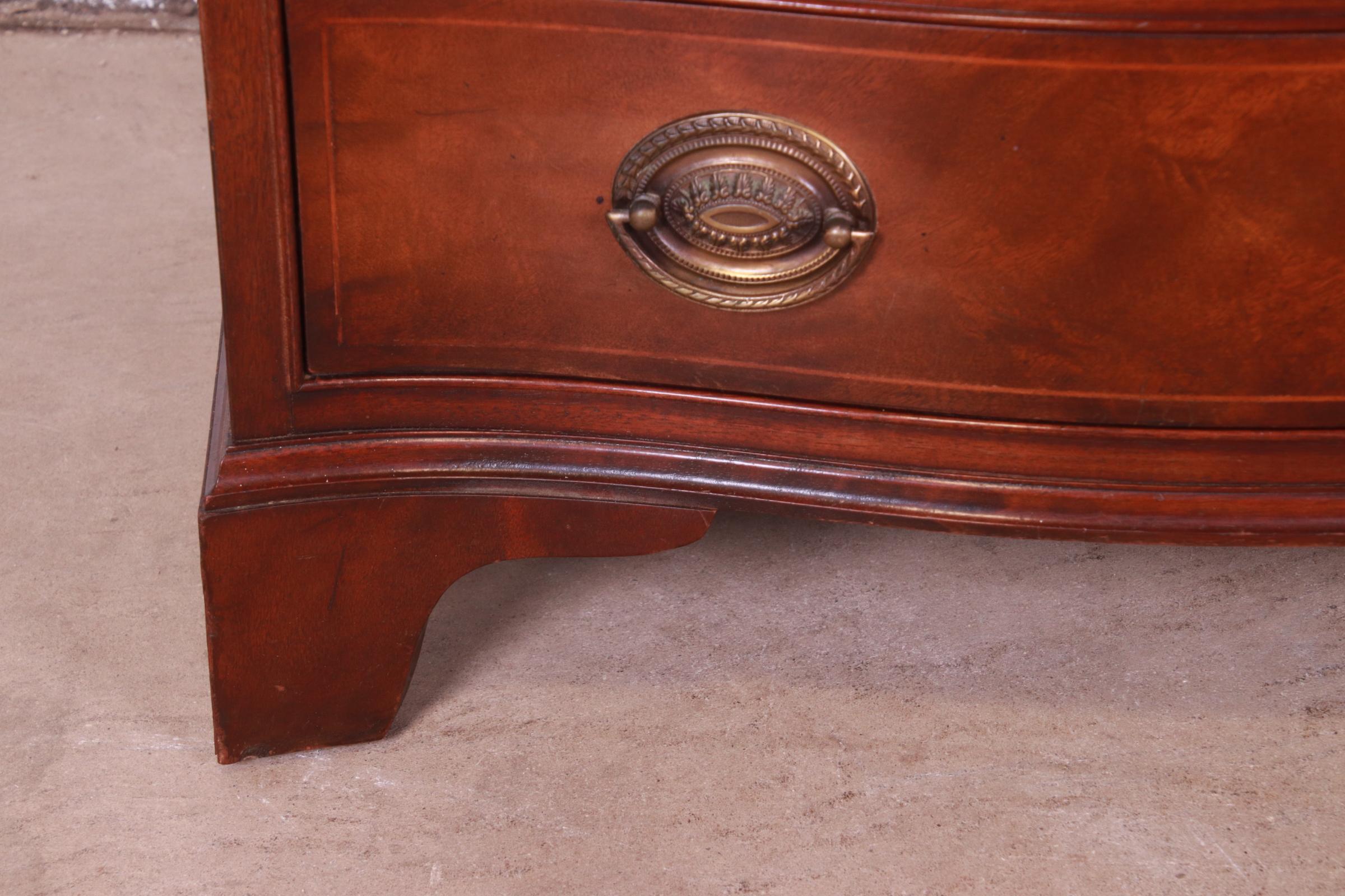 Henredon Georgian Inlaid Mahogany Serpentine Bachelor Chests or Nightstands For Sale 4