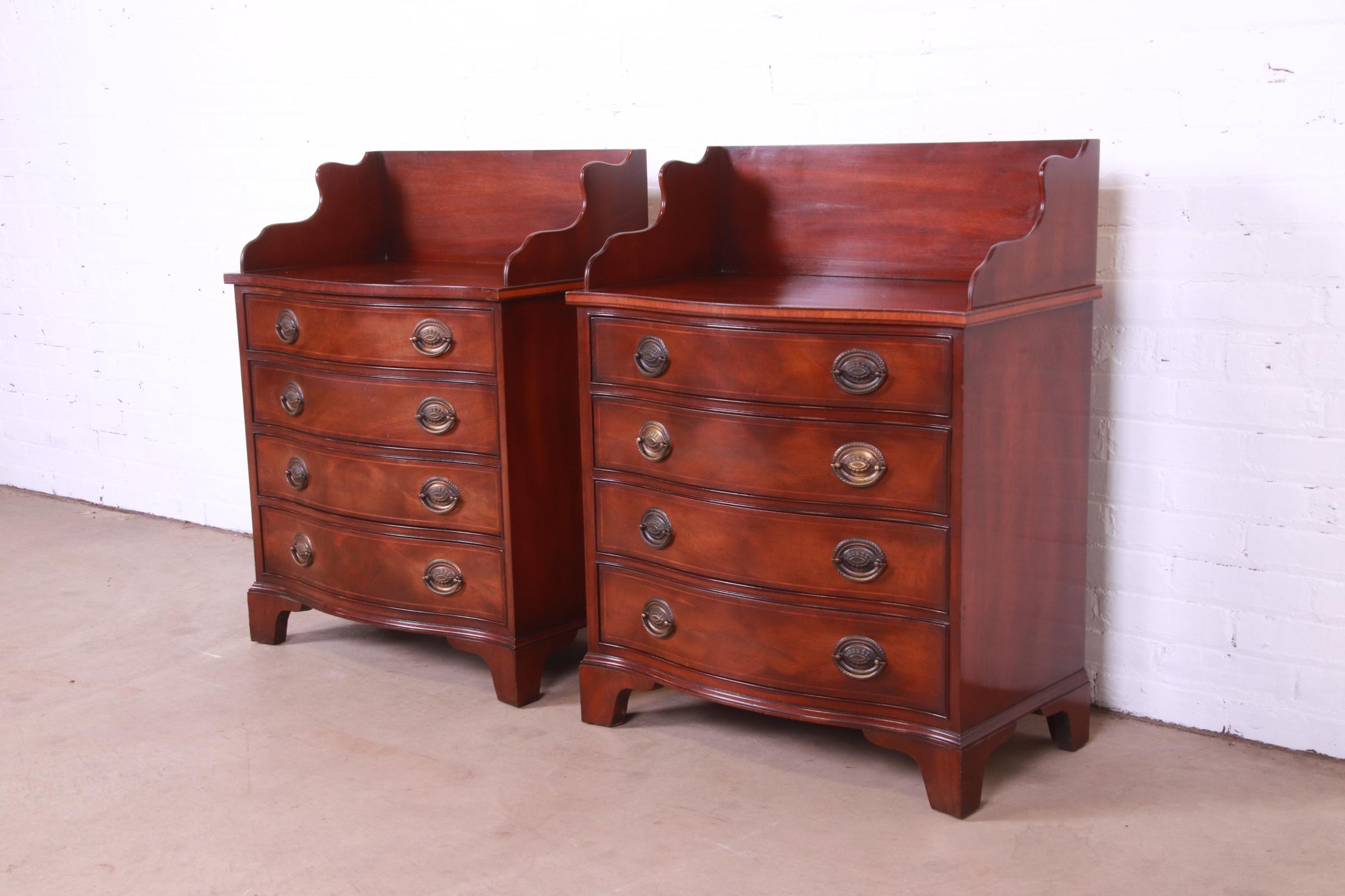 Henredon Georgian Inlaid Mahogany Serpentine Bachelor Chests or Nightstands In Good Condition In South Bend, IN