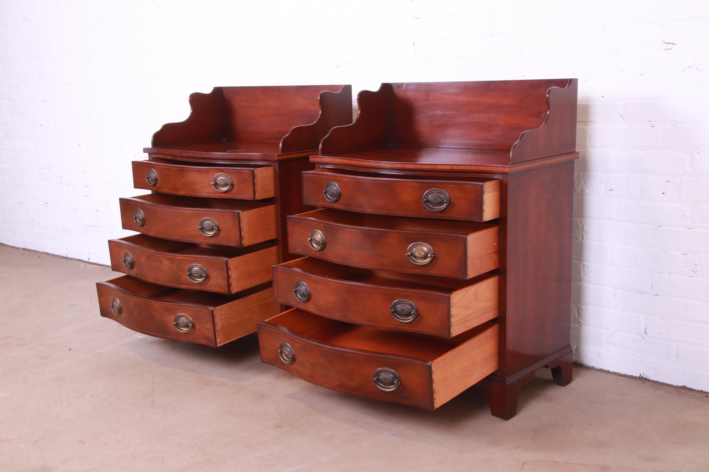 Henredon Georgian Inlaid Mahogany Serpentine Bachelor Chests or Nightstands For Sale 1