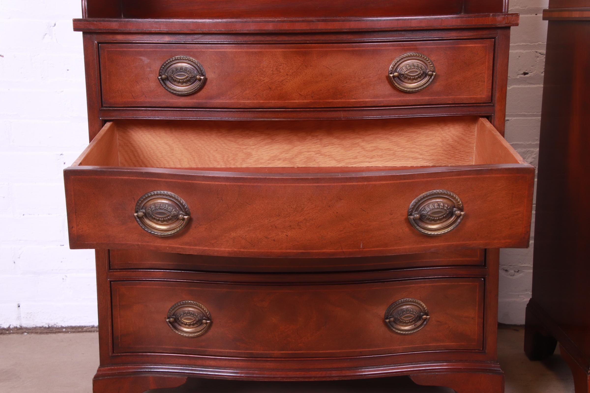 Henredon Georgian Inlaid Mahogany Serpentine Bachelor Chests or Nightstands For Sale 3
