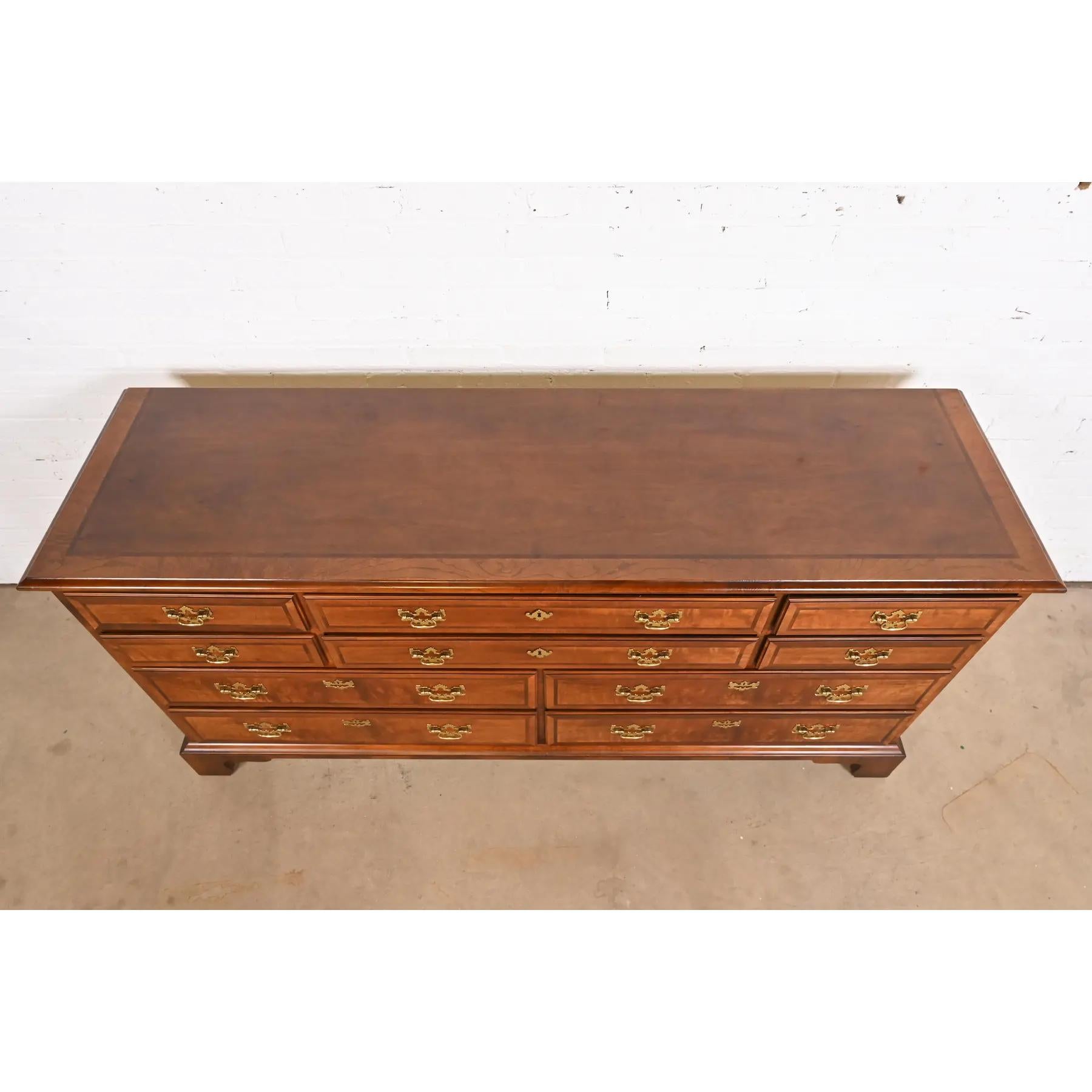 Henredon Cómoda o Credenza Georgiana de Diez Cajones de Caoba y Madera de Burl en venta 3
