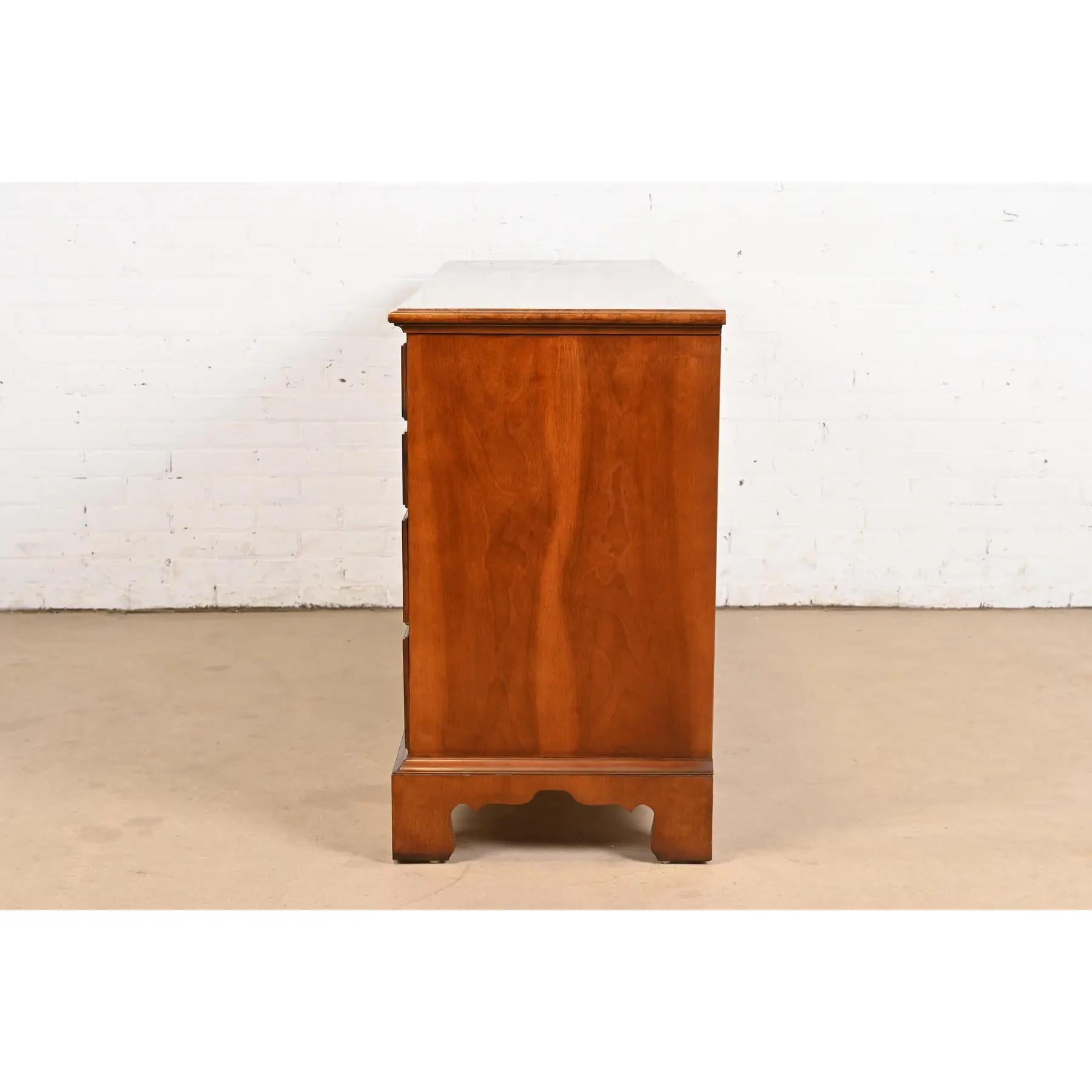 Henredon Cómoda o Credenza Georgiana de Diez Cajones de Caoba y Madera de Burl en venta 4