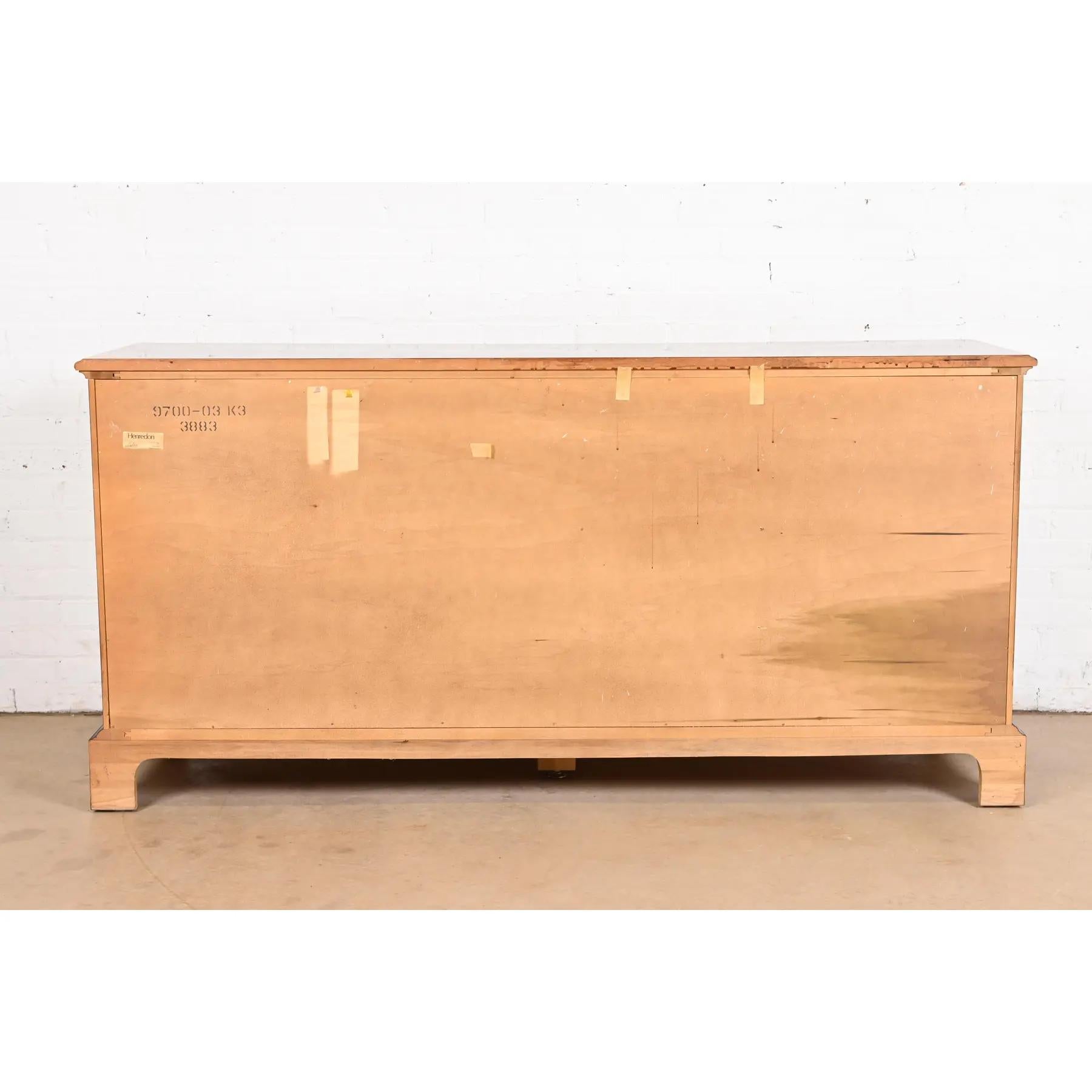 Henredon Cómoda o Credenza Georgiana de Diez Cajones de Caoba y Madera de Burl en venta 5