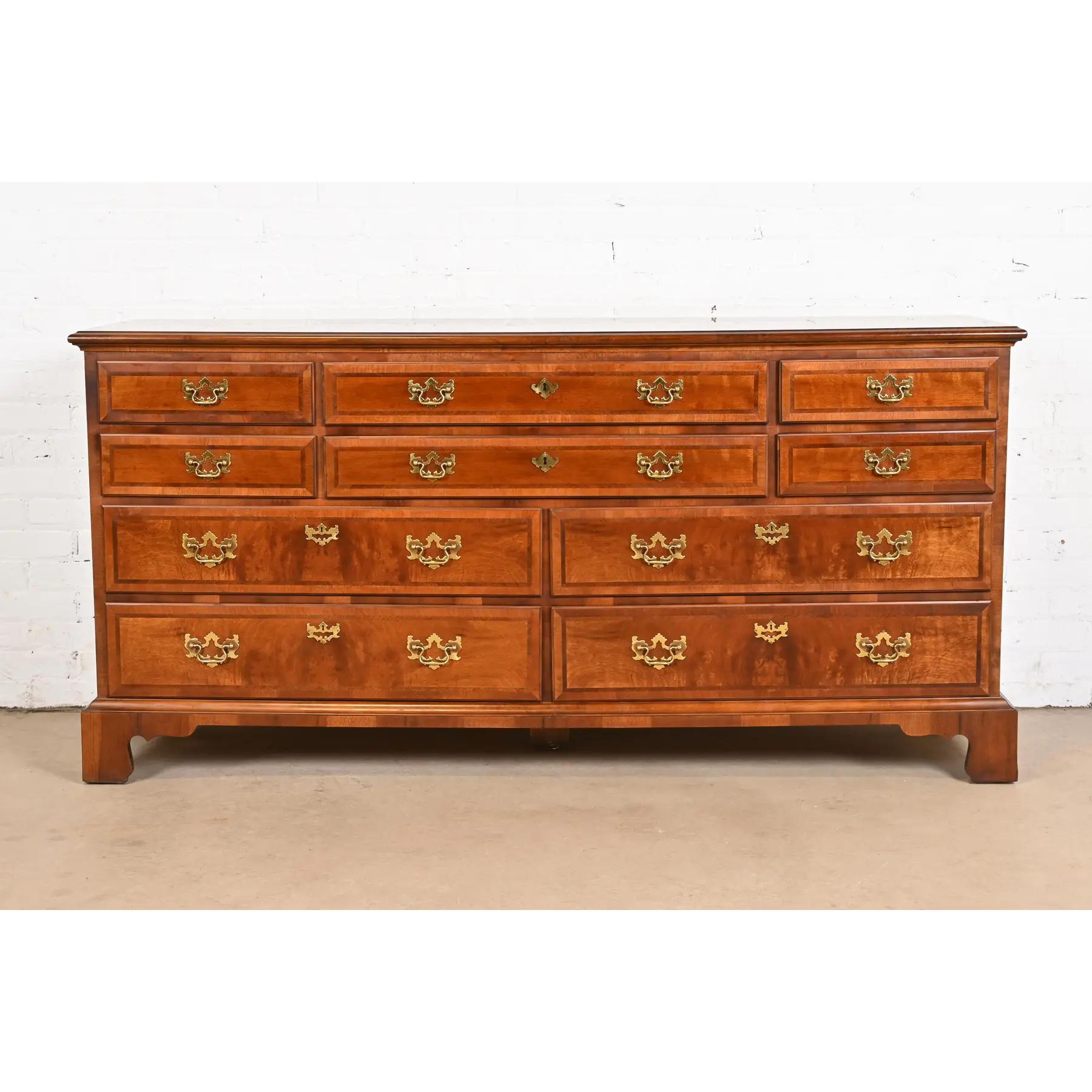 Preciosa cómoda o aparador largo de diez cajones de estilo georgiano o Chippendale

Por Henredon, Colección 