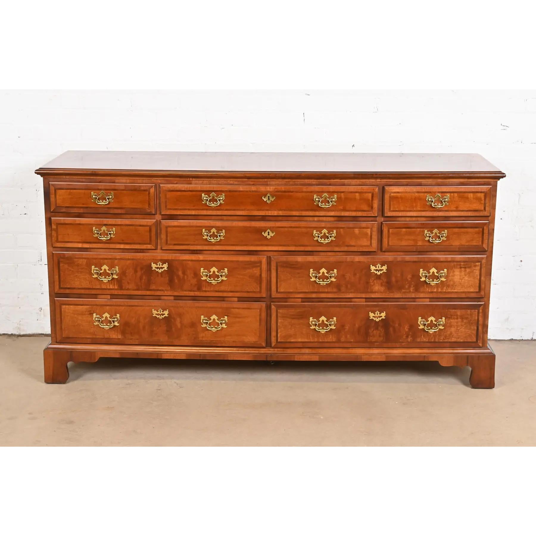 Henredon Cómoda o Credenza Georgiana de Diez Cajones de Caoba y Madera de Burl Georgiano en venta