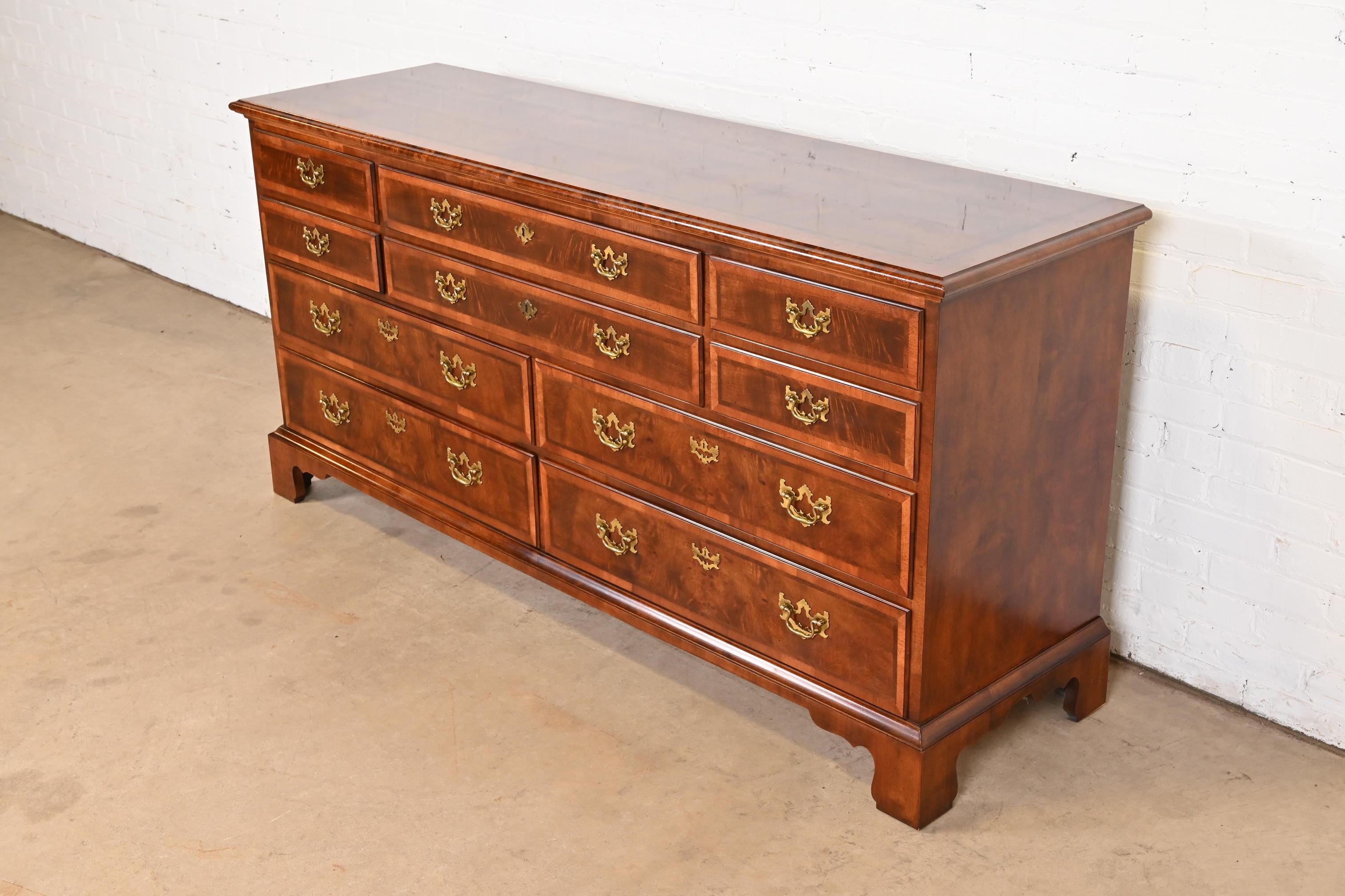 Henredon Georgian Mahogany and Burl Wood Ten-Drawer Dresser or Credenza In Good Condition In South Bend, IN