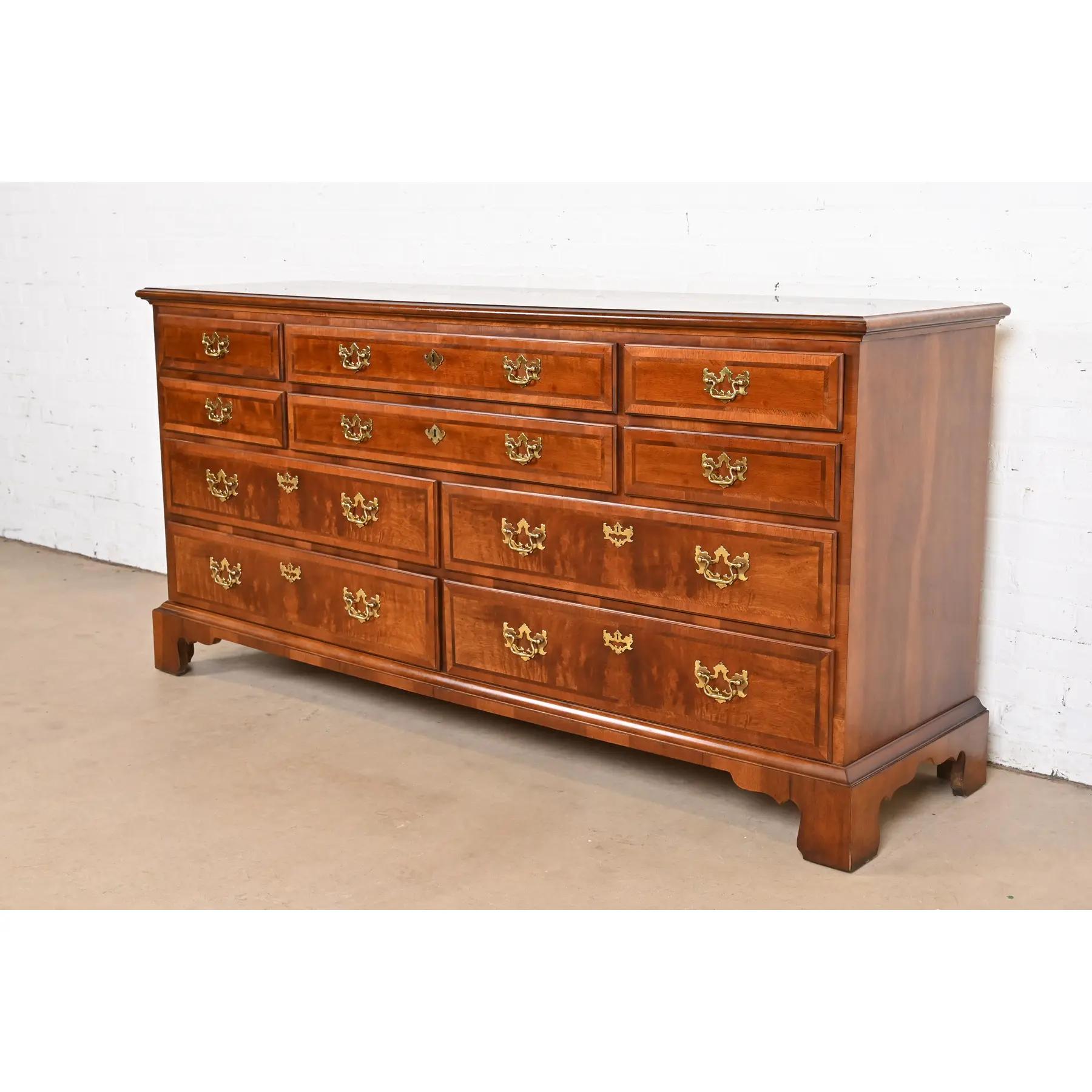 Henredon Cómoda o Credenza Georgiana de Diez Cajones de Caoba y Madera de Burl Estadounidense en venta