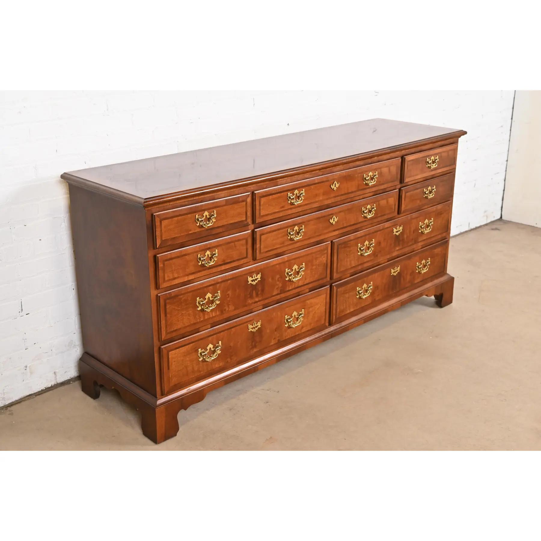 Henredon Cómoda o Credenza Georgiana de Diez Cajones de Caoba y Madera de Burl en Bueno estado para la venta en South Bend, IN