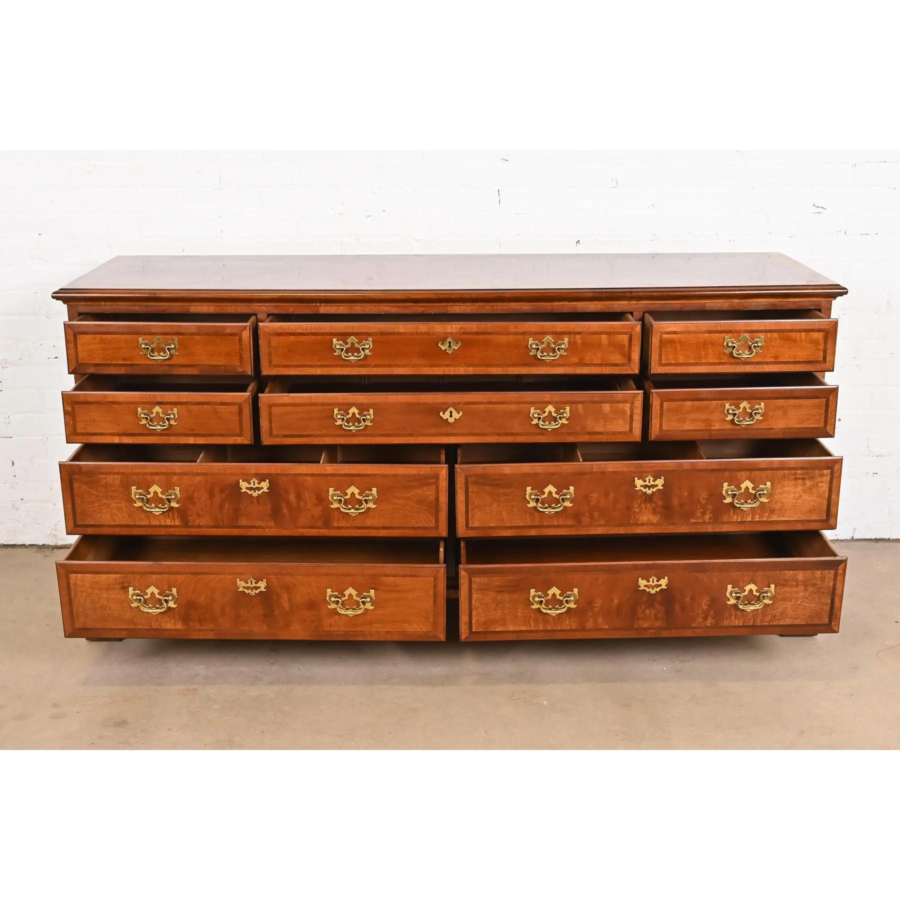 Henredon Cómoda o Credenza Georgiana de Diez Cajones de Caoba y Madera de Burl finales del siglo XX en venta