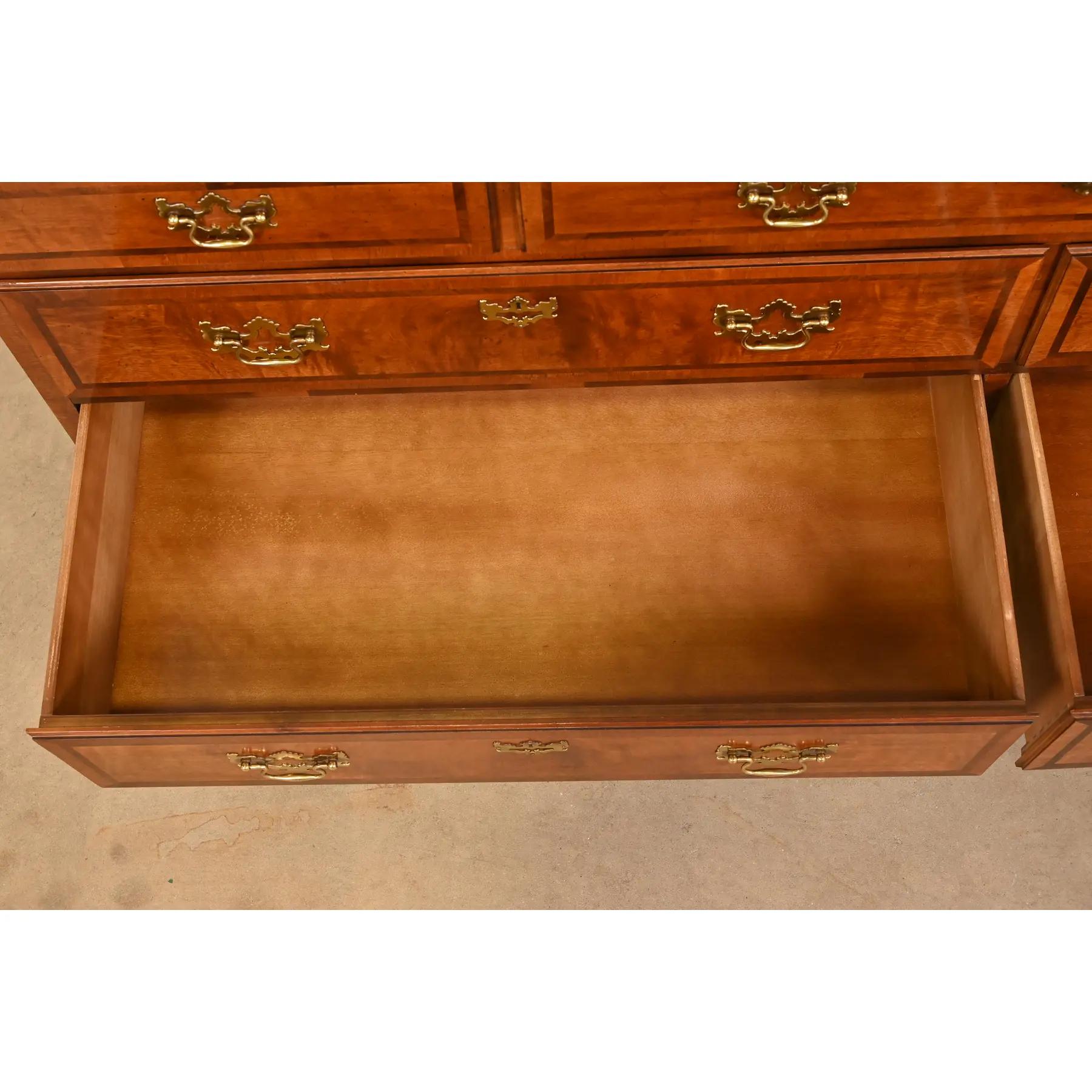 Henredon Cómoda o Credenza Georgiana de Diez Cajones de Caoba y Madera de Burl Latón en venta