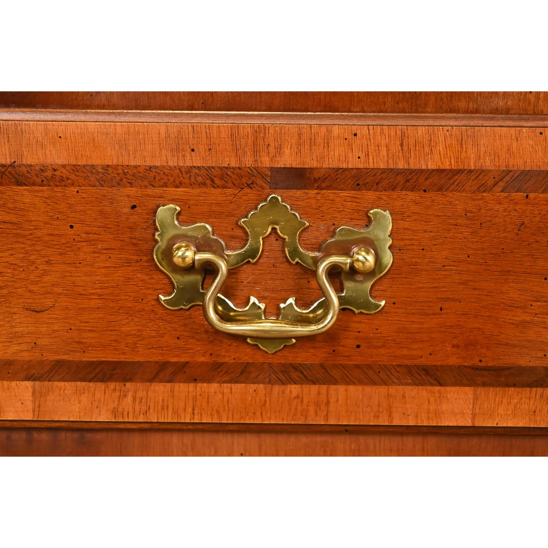 Henredon Cómoda o Credenza Georgiana de Diez Cajones de Caoba y Madera de Burl en venta 1