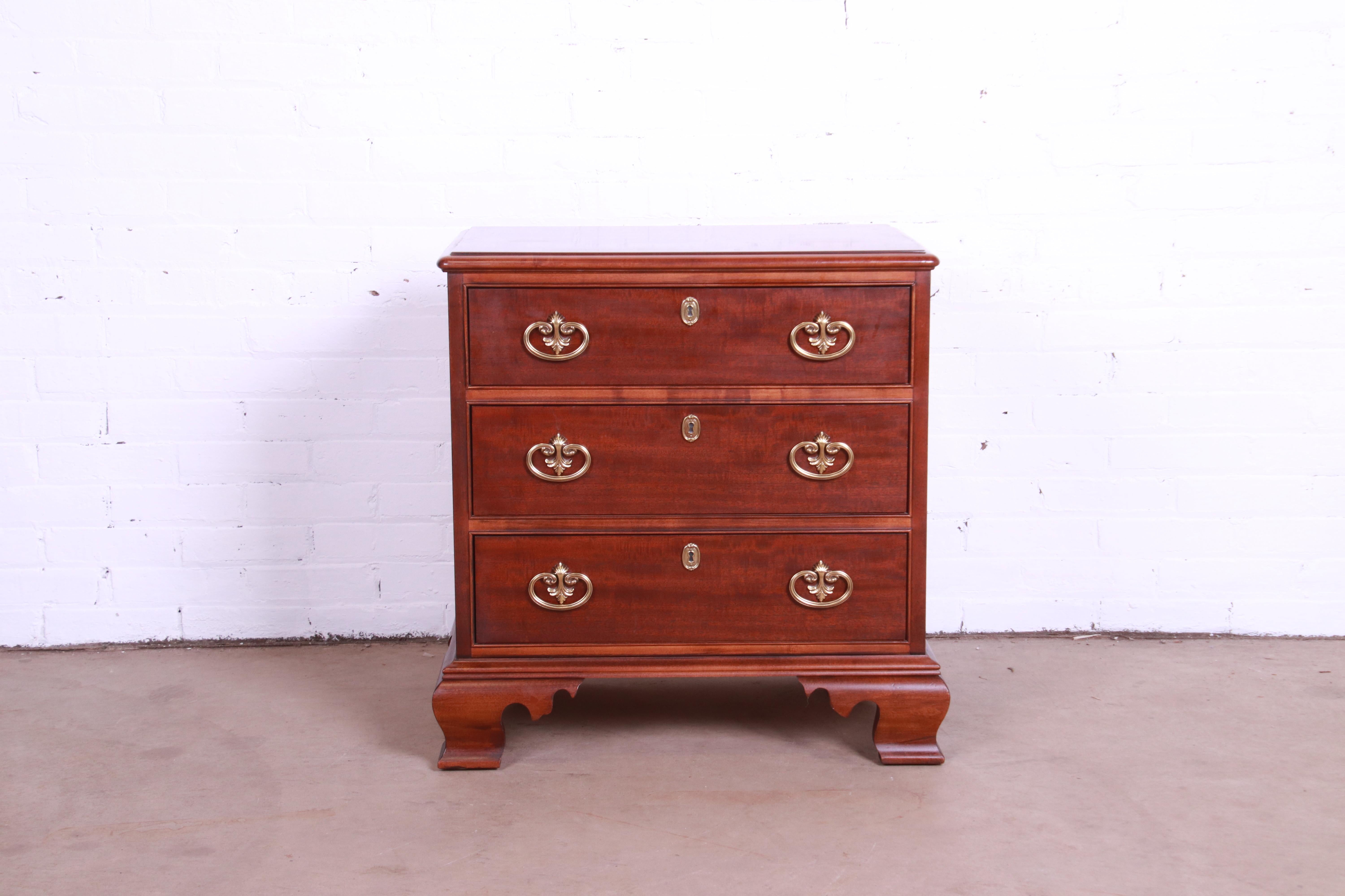 A gorgeous Georgian style bachelor chest or bedside chest

By Henredon

USA, Late 20th Century

Carved mahogany, with original brass hardware.

Measures: 27.25