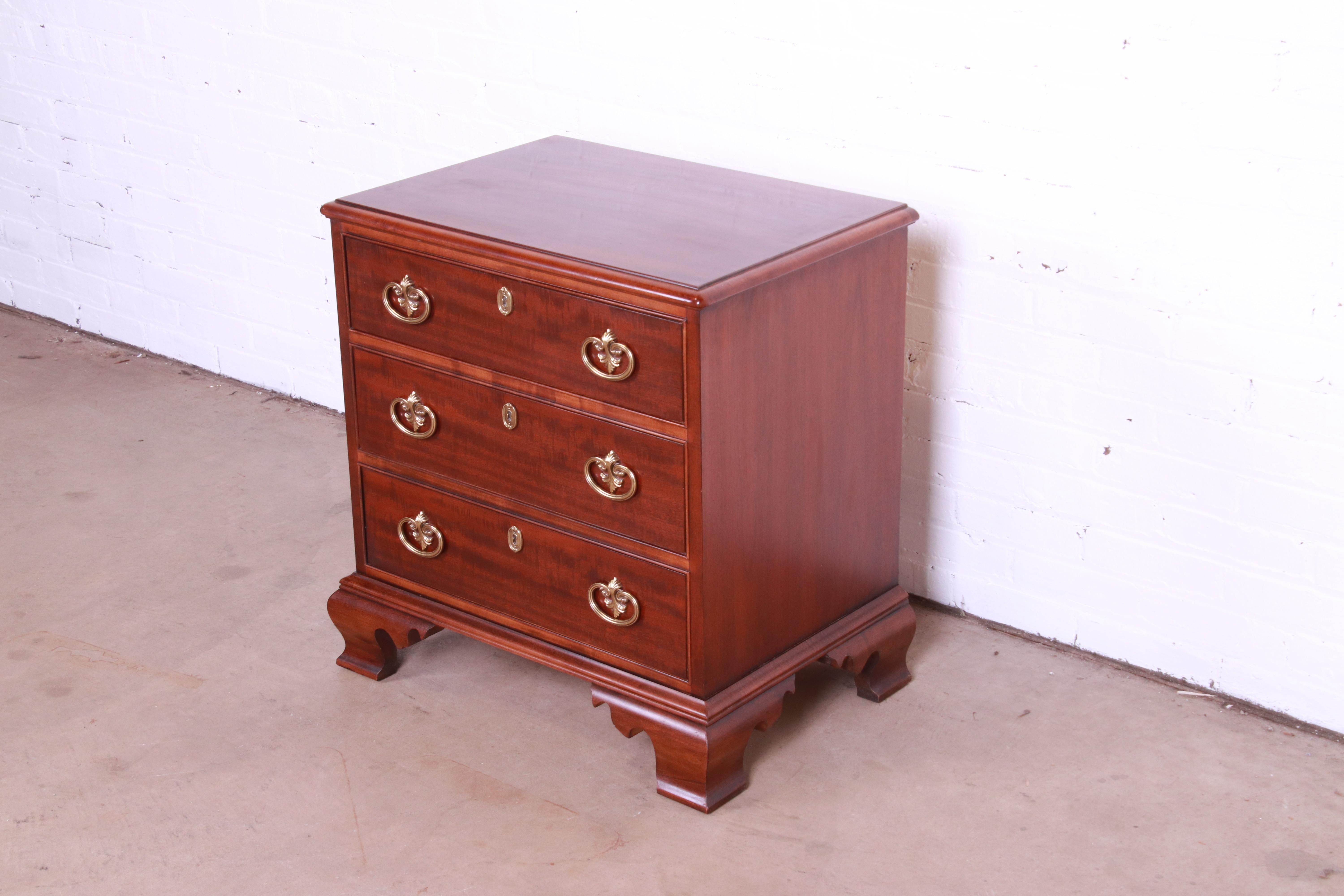 Henredon Georgian Mahogany Bachelor Chest In Good Condition In South Bend, IN