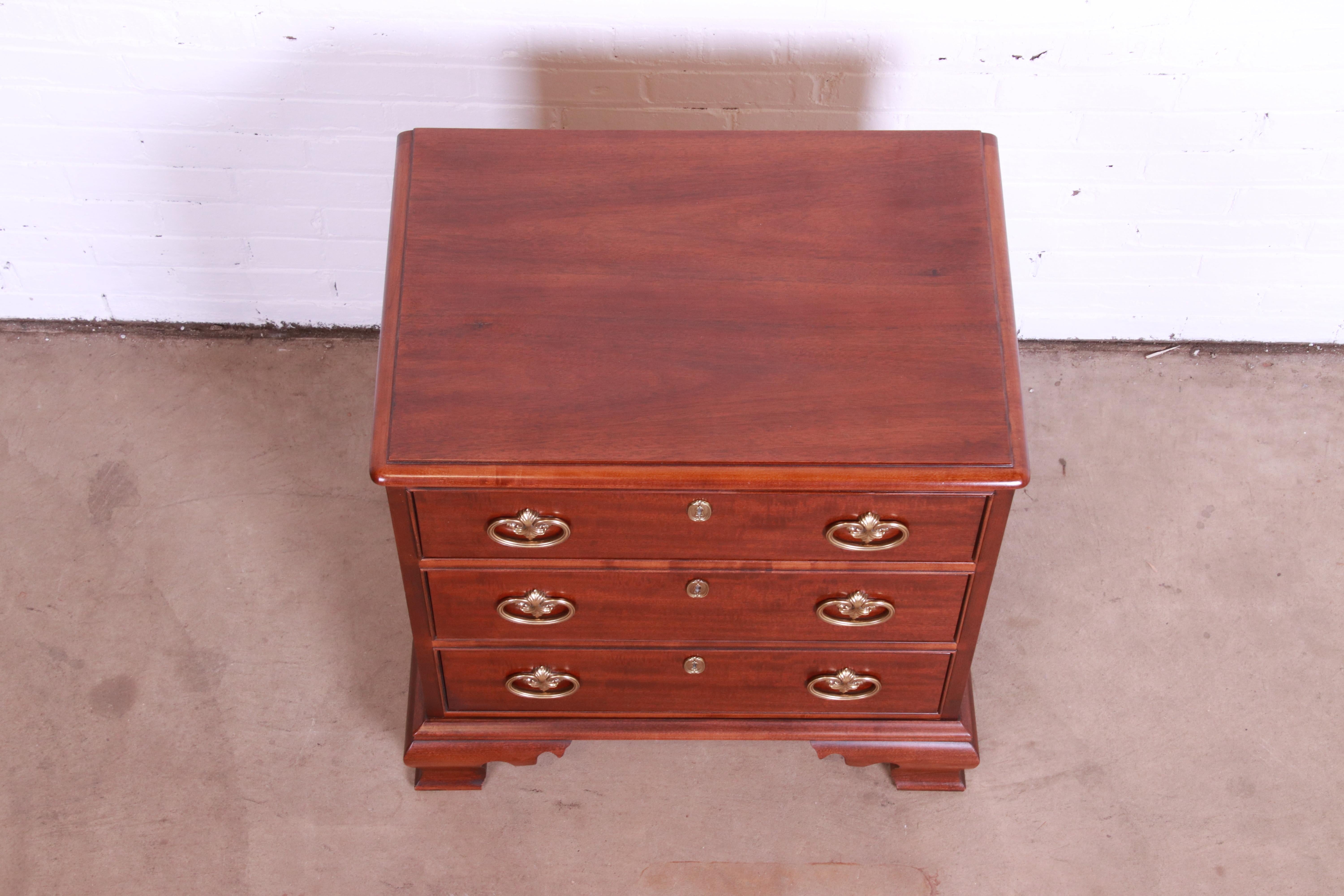 Henredon Georgian Mahogany Bachelor Chest 3