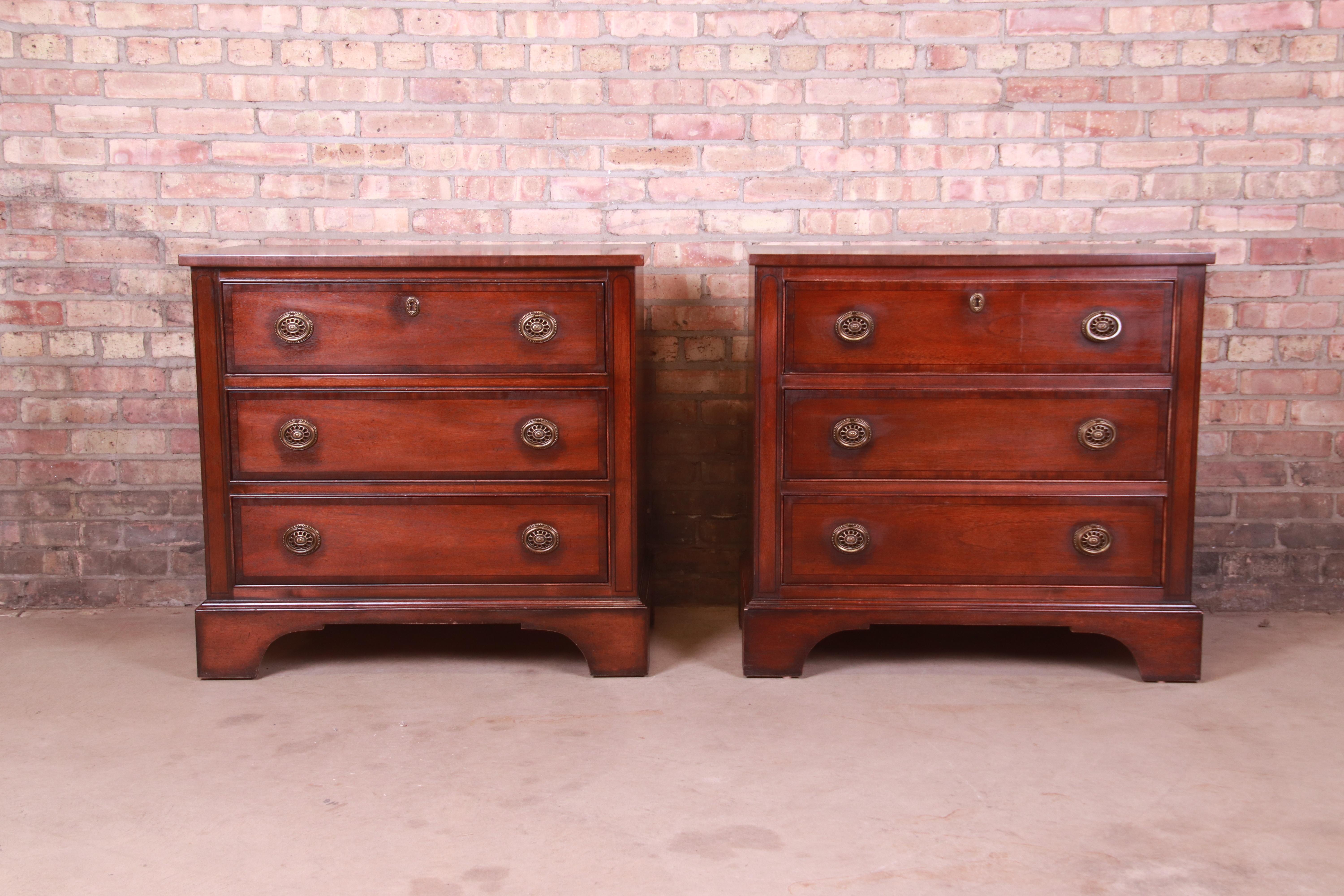 A gorgeous pair of Georgian style large nightstands or bachelor chests

By Henredon

USA, Circa 1980s

Mahogany, with original brass hardware.

Measures: 33.5