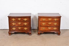 Henredon Georgian Mahogany Bow Front Bedside Chests, Pair