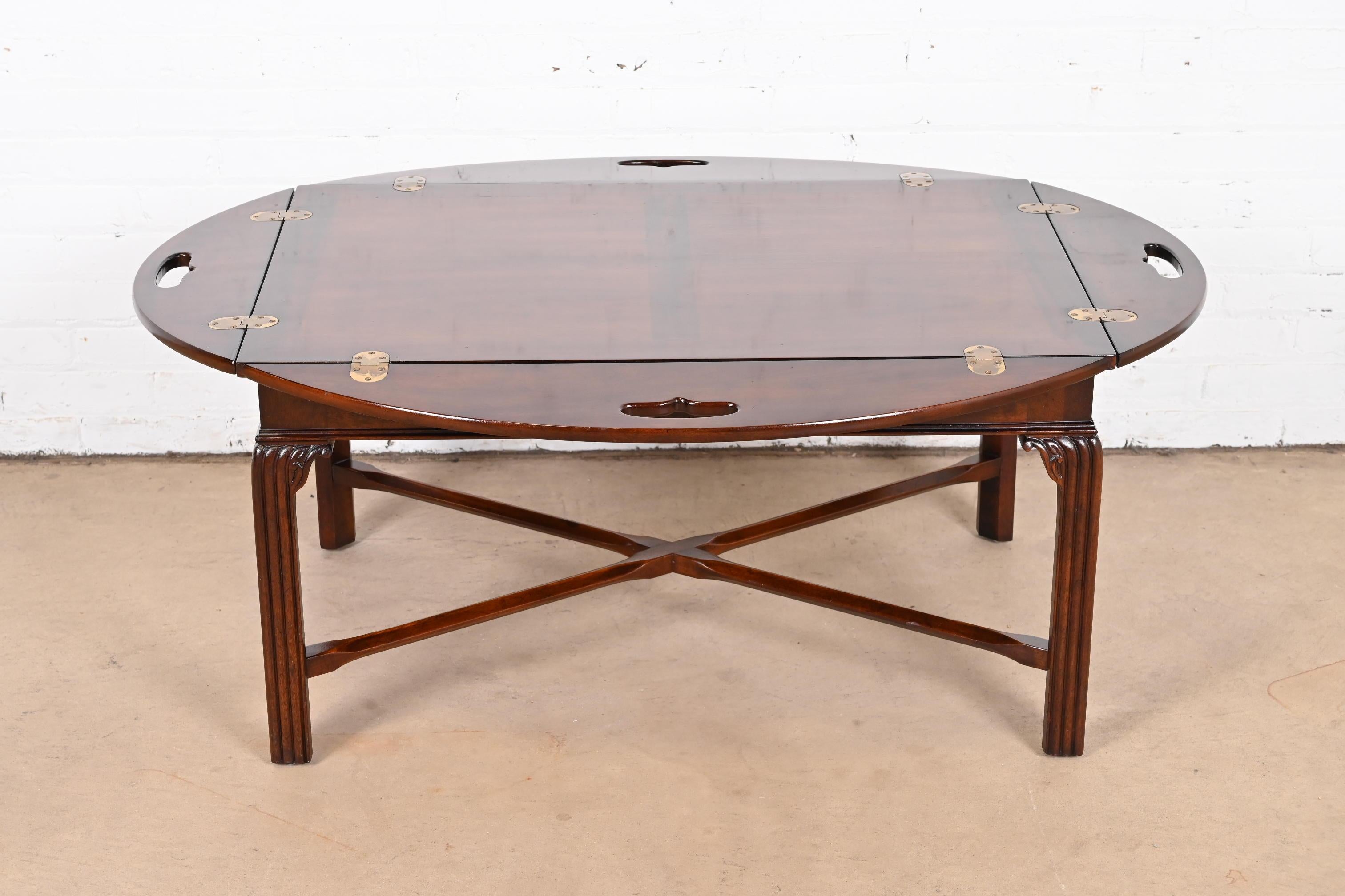 A gorgeous Chippendale or Georgian style butler's coffee table

By Henredon

USA, circa 1980s

Beautiful mahogany, with brass hinges.

Measures: 48
