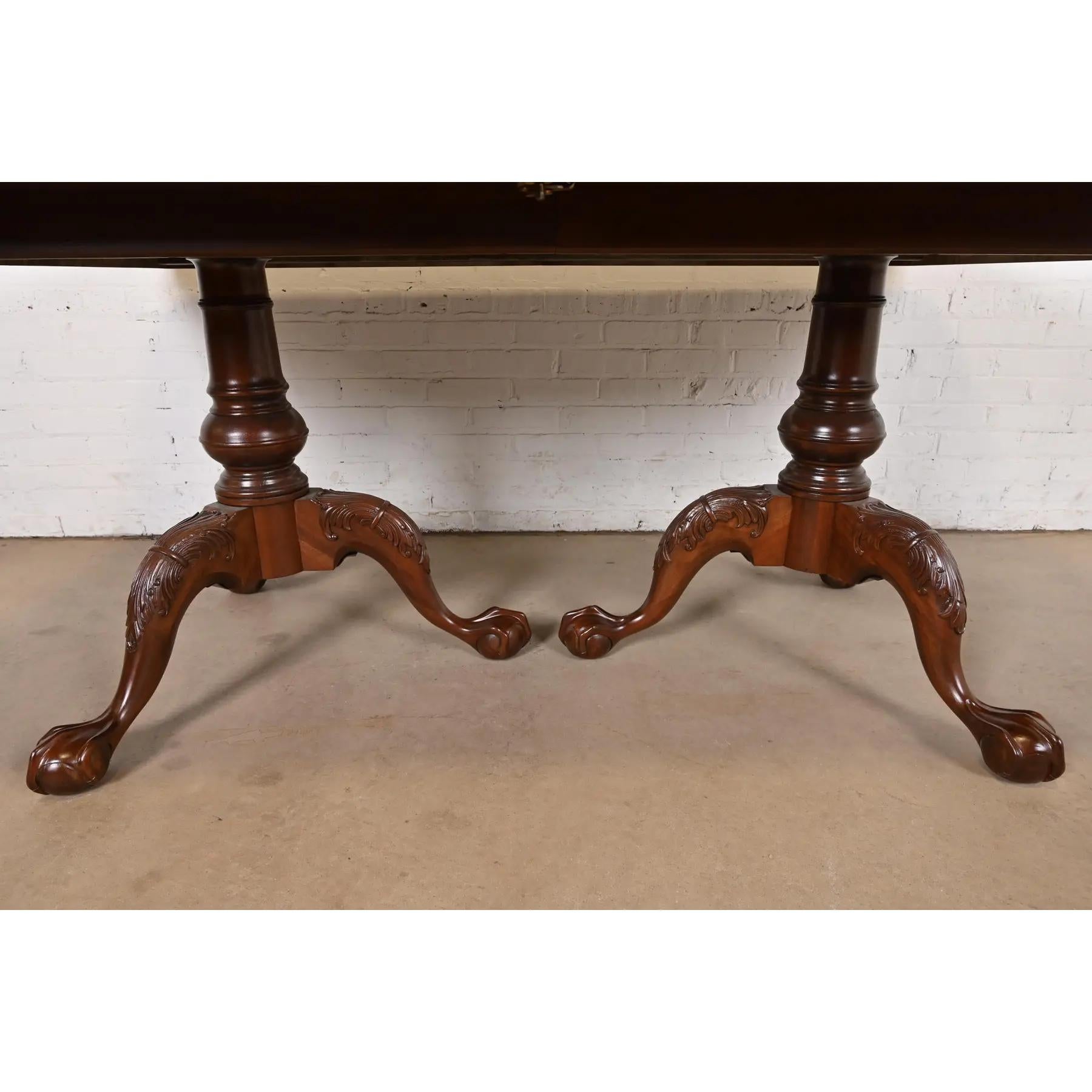 Table de salle à manger géorgienne Henredon à double piédestal, revernie en vente 3