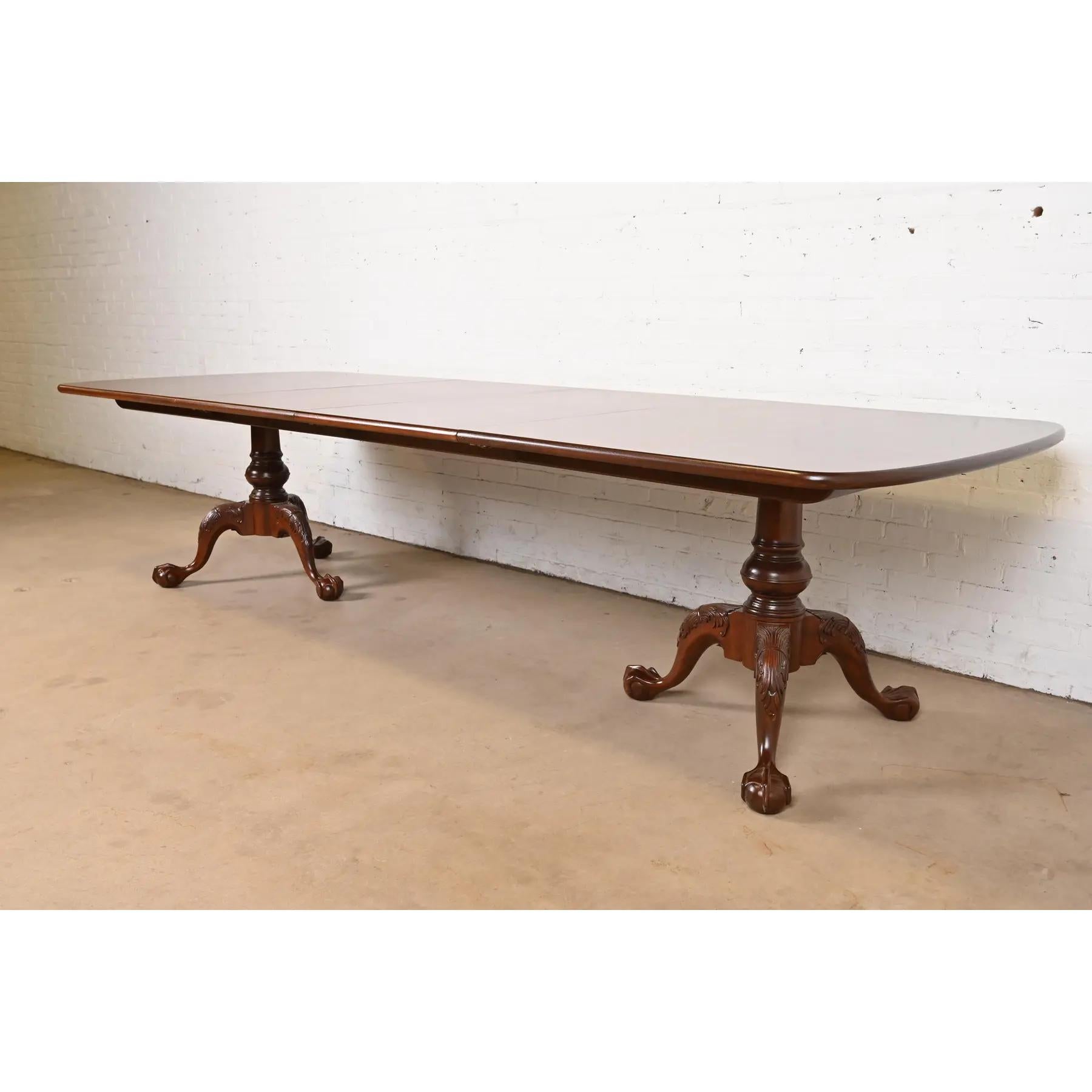 Georgien Table de salle à manger géorgienne Henredon à double piédestal, revernie en vente