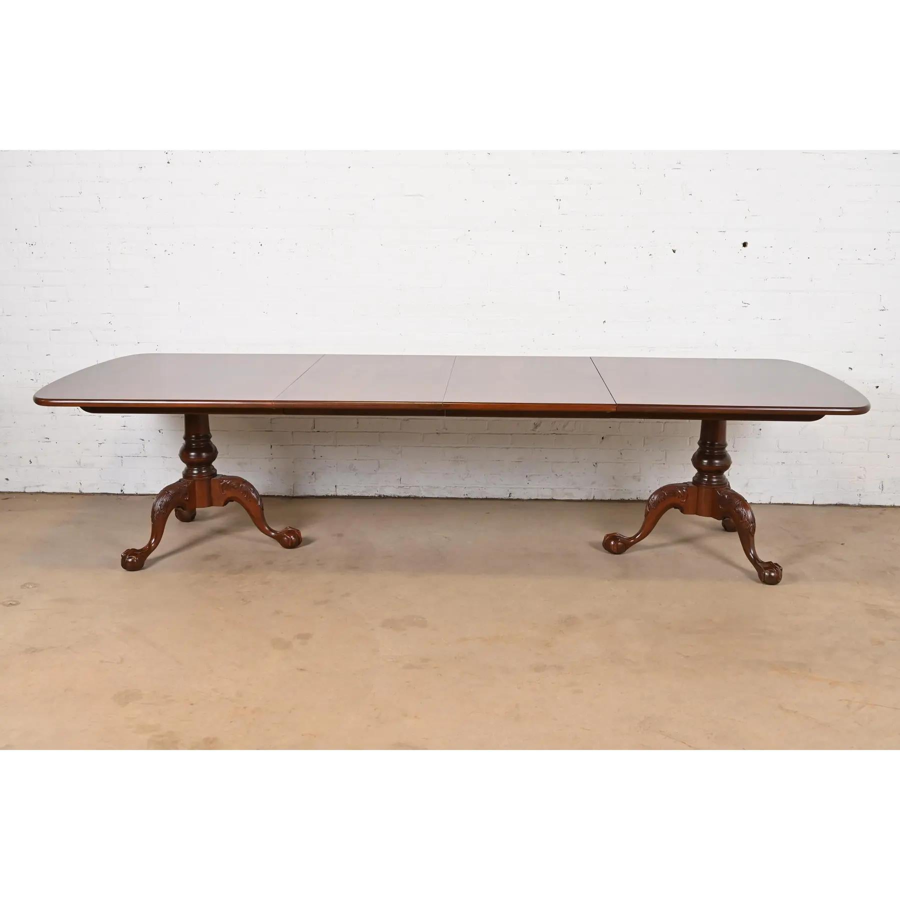 Américain Table de salle à manger géorgienne Henredon à double piédestal, revernie en vente