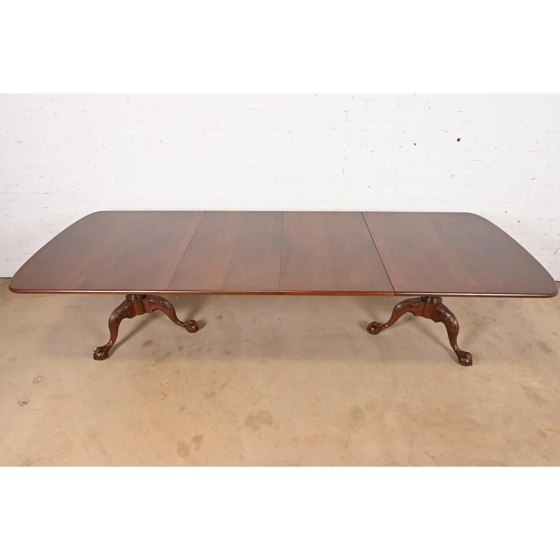 Table de salle à manger géorgienne Henredon à double piédestal, revernie Bon état - En vente à South Bend, IN