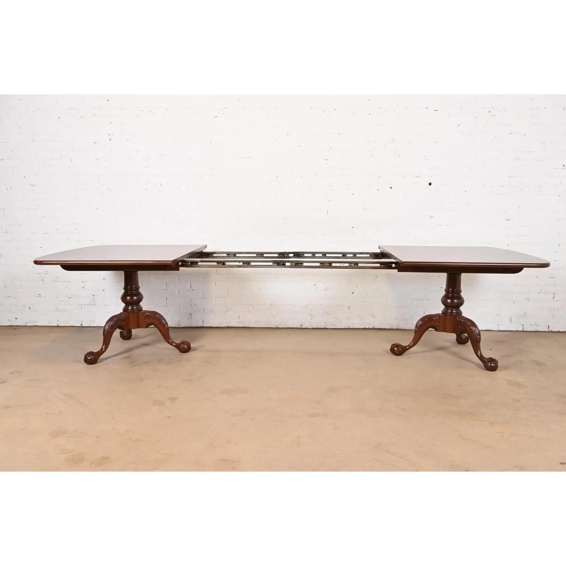 Fin du 20e siècle Table de salle à manger géorgienne Henredon à double piédestal, revernie en vente
