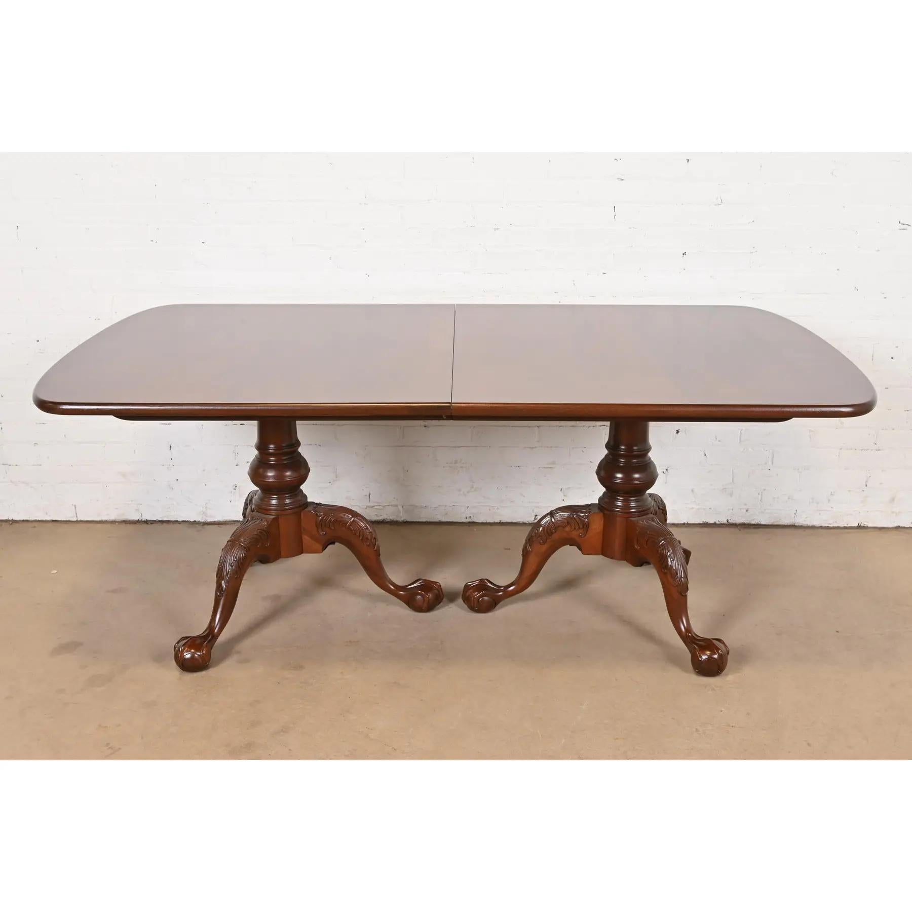 Acajou Table de salle à manger géorgienne Henredon à double piédestal, revernie en vente