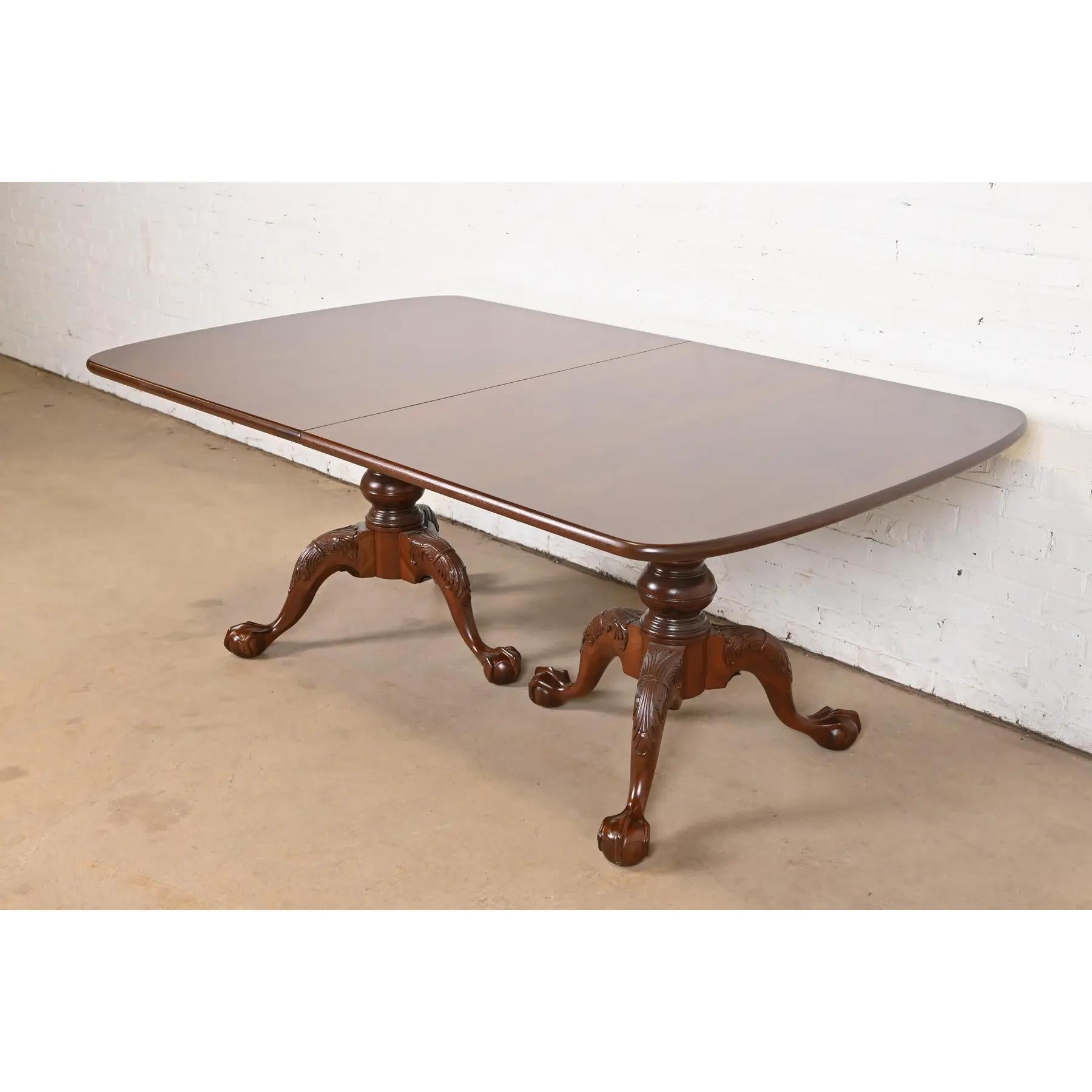 Table de salle à manger géorgienne Henredon à double piédestal, revernie en vente 1