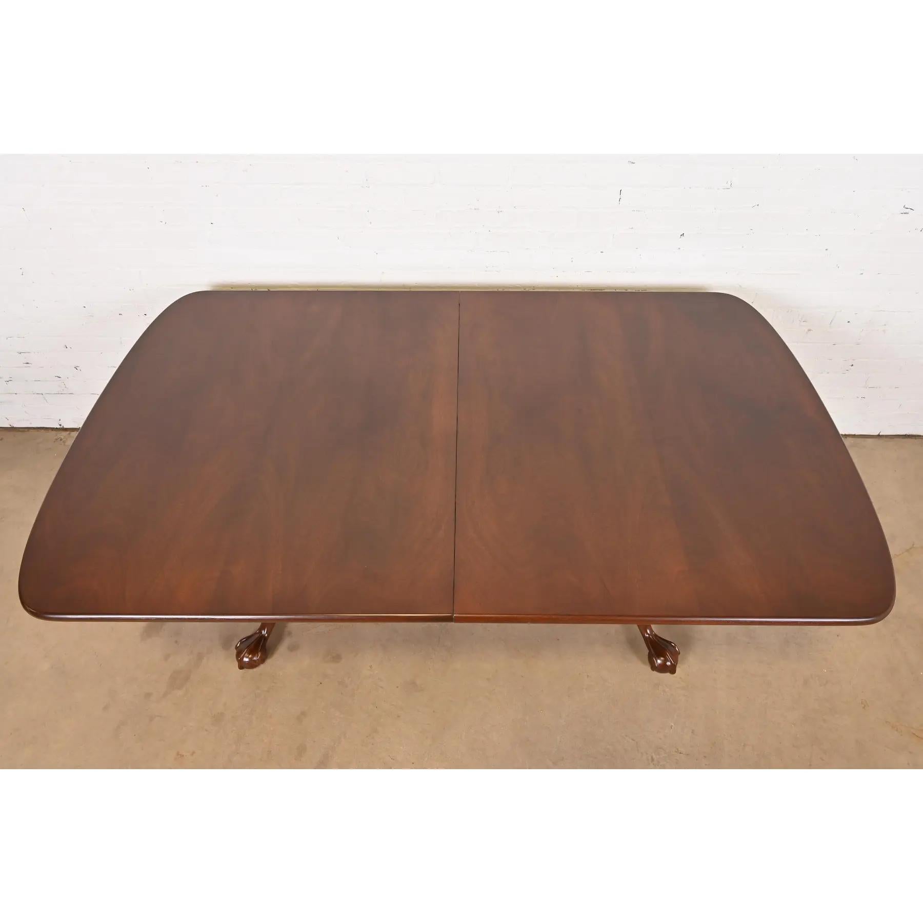 Table de salle à manger géorgienne Henredon à double piédestal, revernie en vente 2