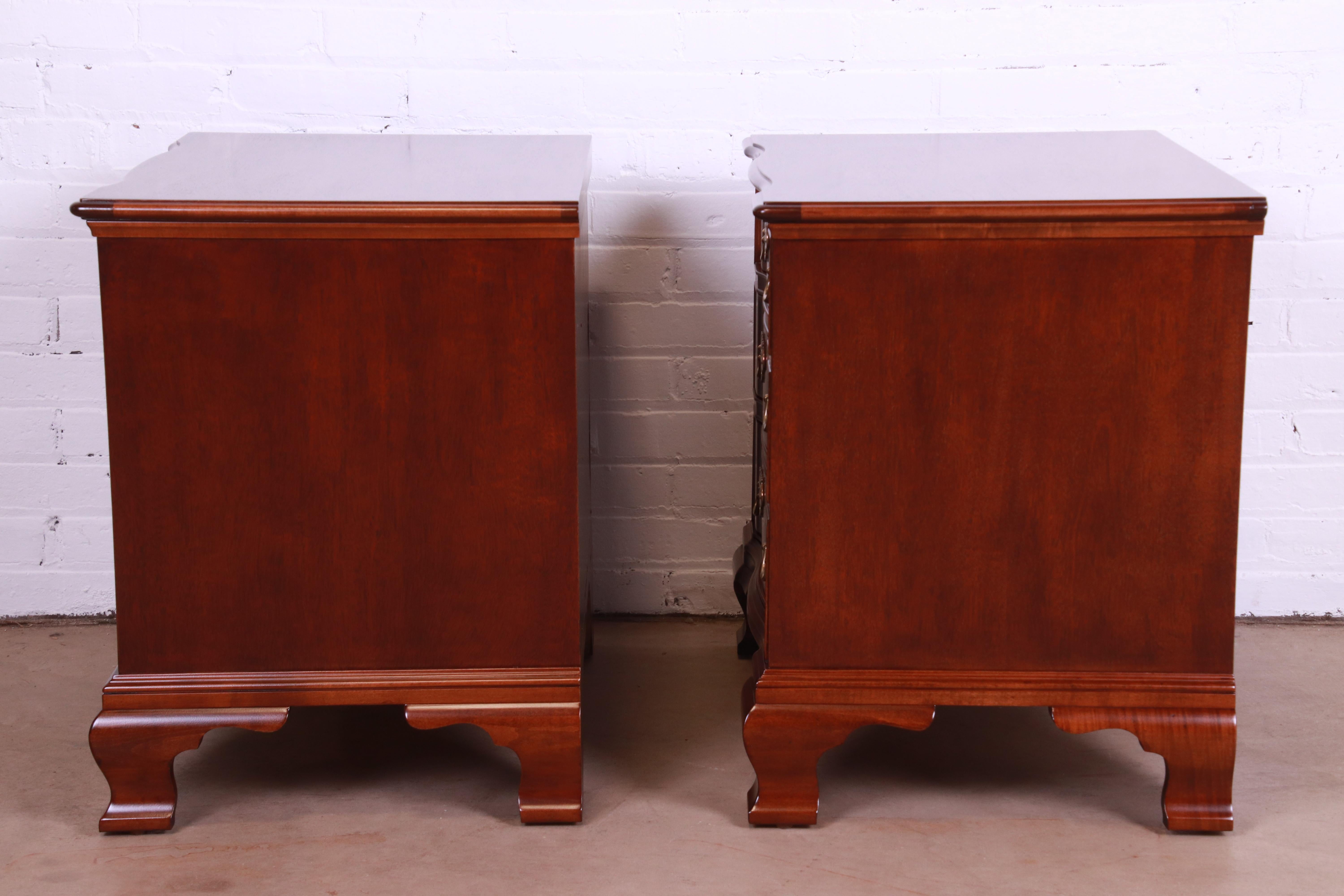 Henredon Georgian Mahogany Three-Drawer Bedside Chests, Newly Refinished 7