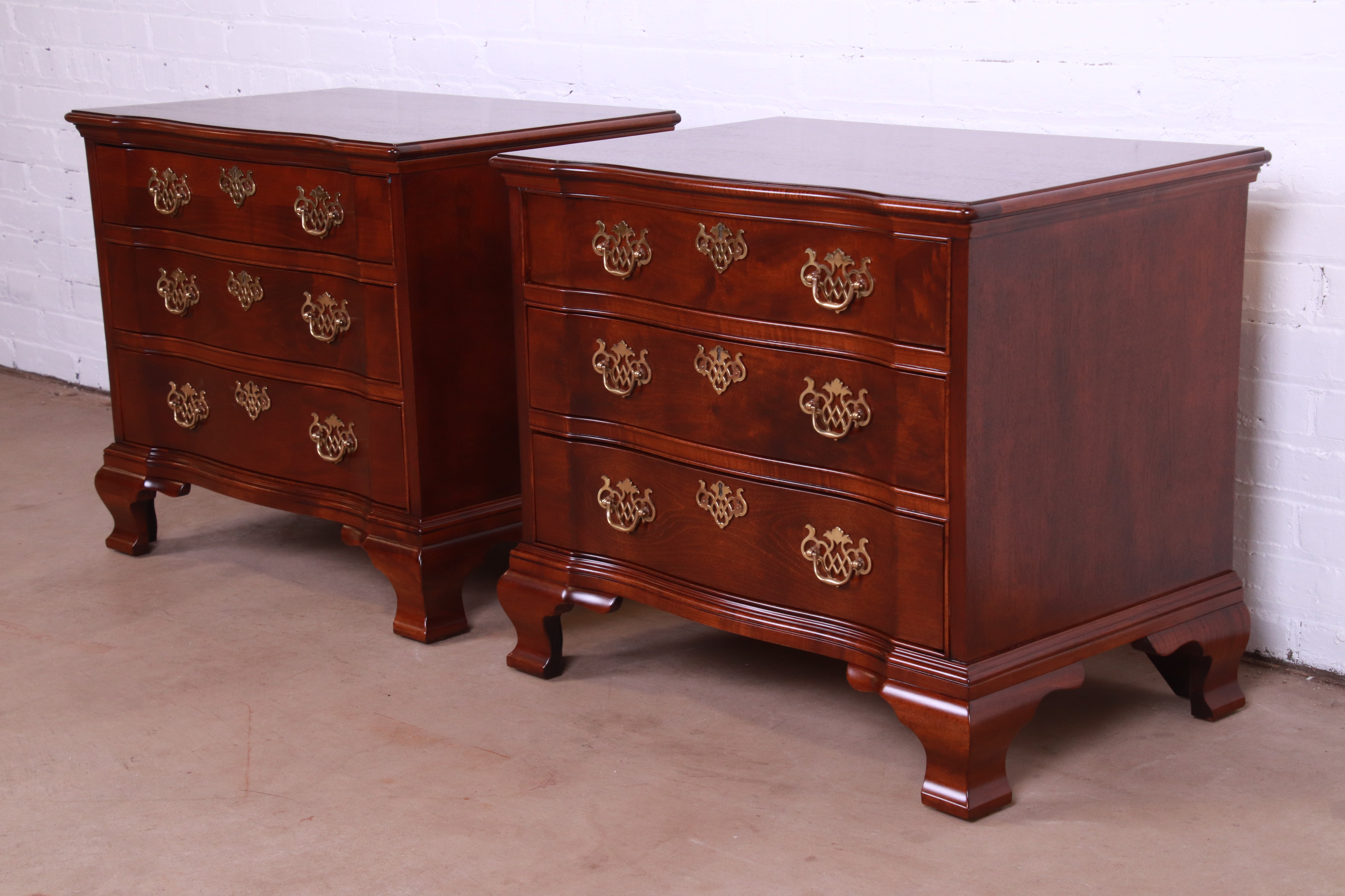 A gorgeous pair of Georgian or Chippendale style three-drawer nightstands

By Henredon

USA, Circa 1980s

Carved solid mahogany, with original brass hardware.

Measures: 28
