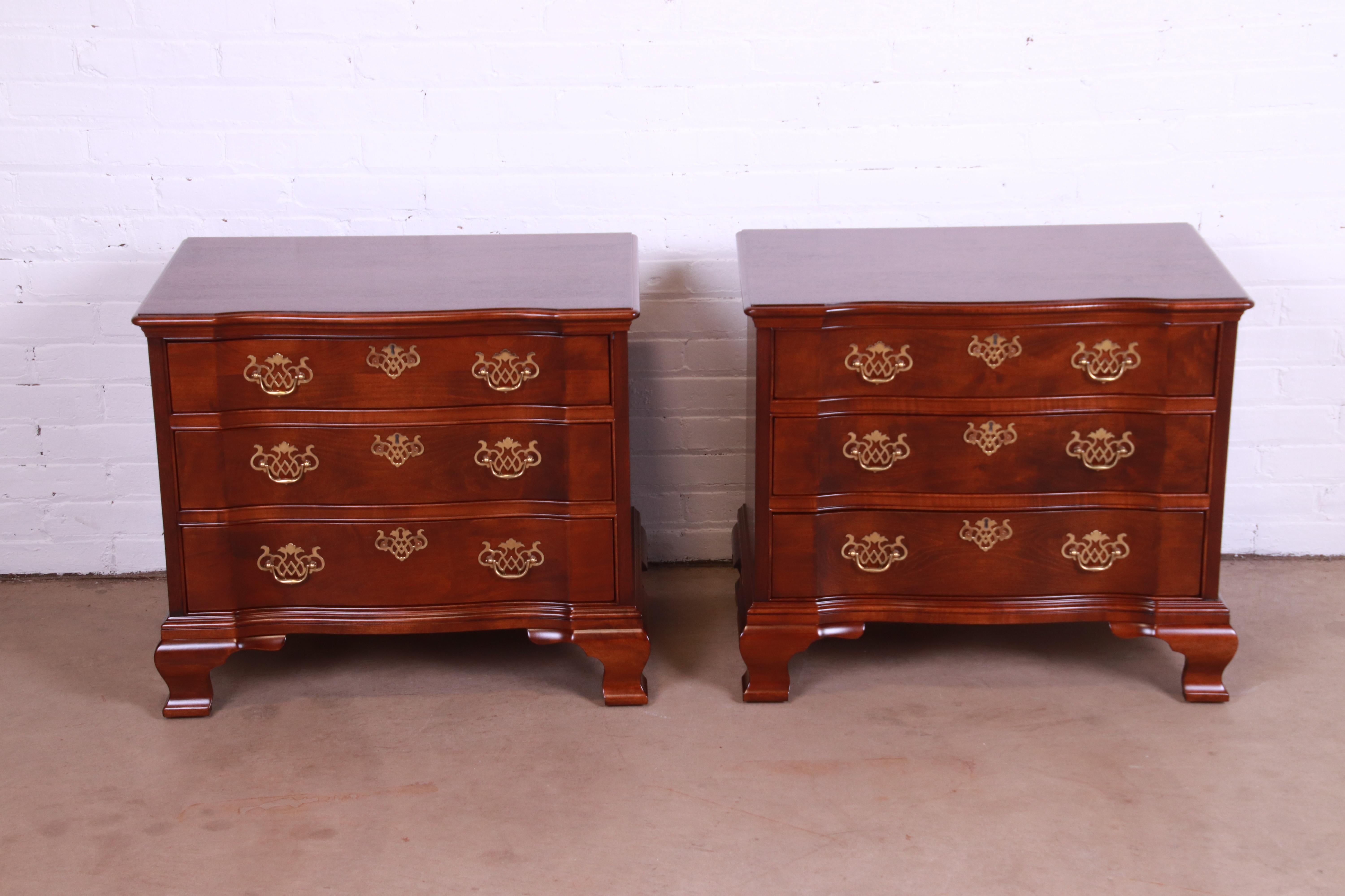 Henredon Georgian Mahogany Three-Drawer Bedside Chests, Newly Refinished In Good Condition In South Bend, IN