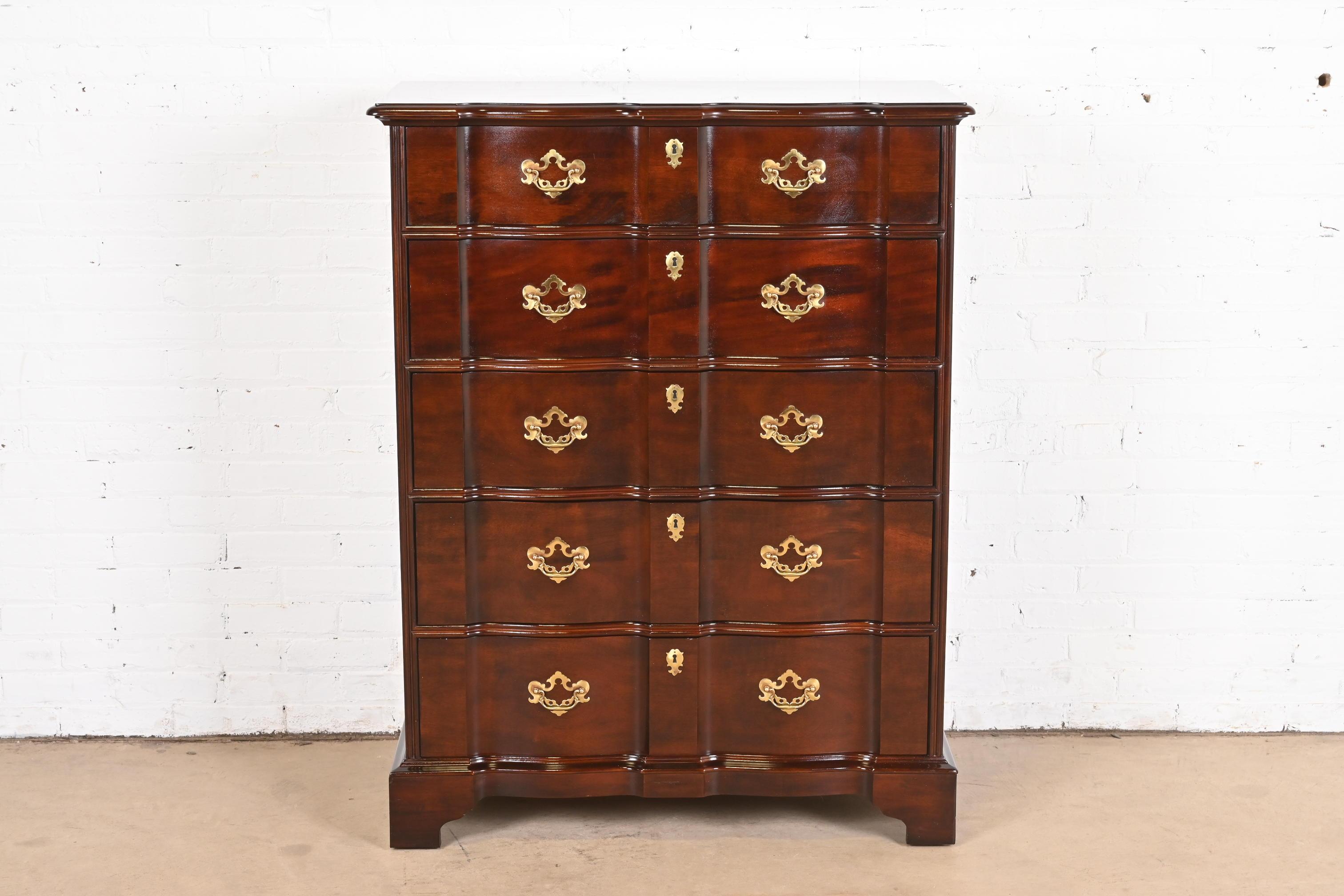 A gorgeous Georgian or Chippendale style block front five-drawer highboy dresser or chest of drawers

By Henredon

USA, Circa 1980s

Solid carved mahogany, with original brass hardware.

Measures: 38