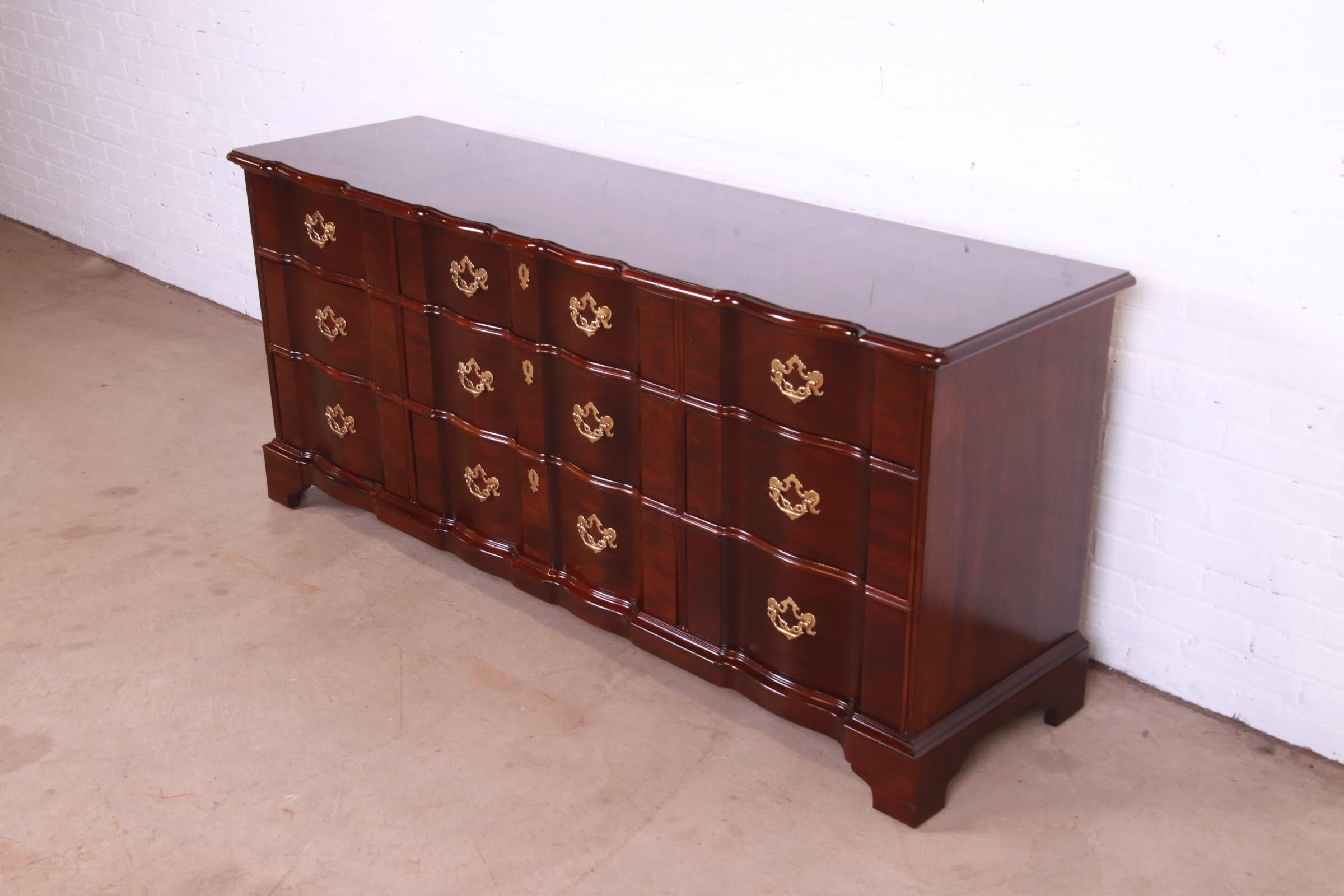 Henredon Georgian Solid Mahogany Block Front Triple Dresser In Good Condition In South Bend, IN