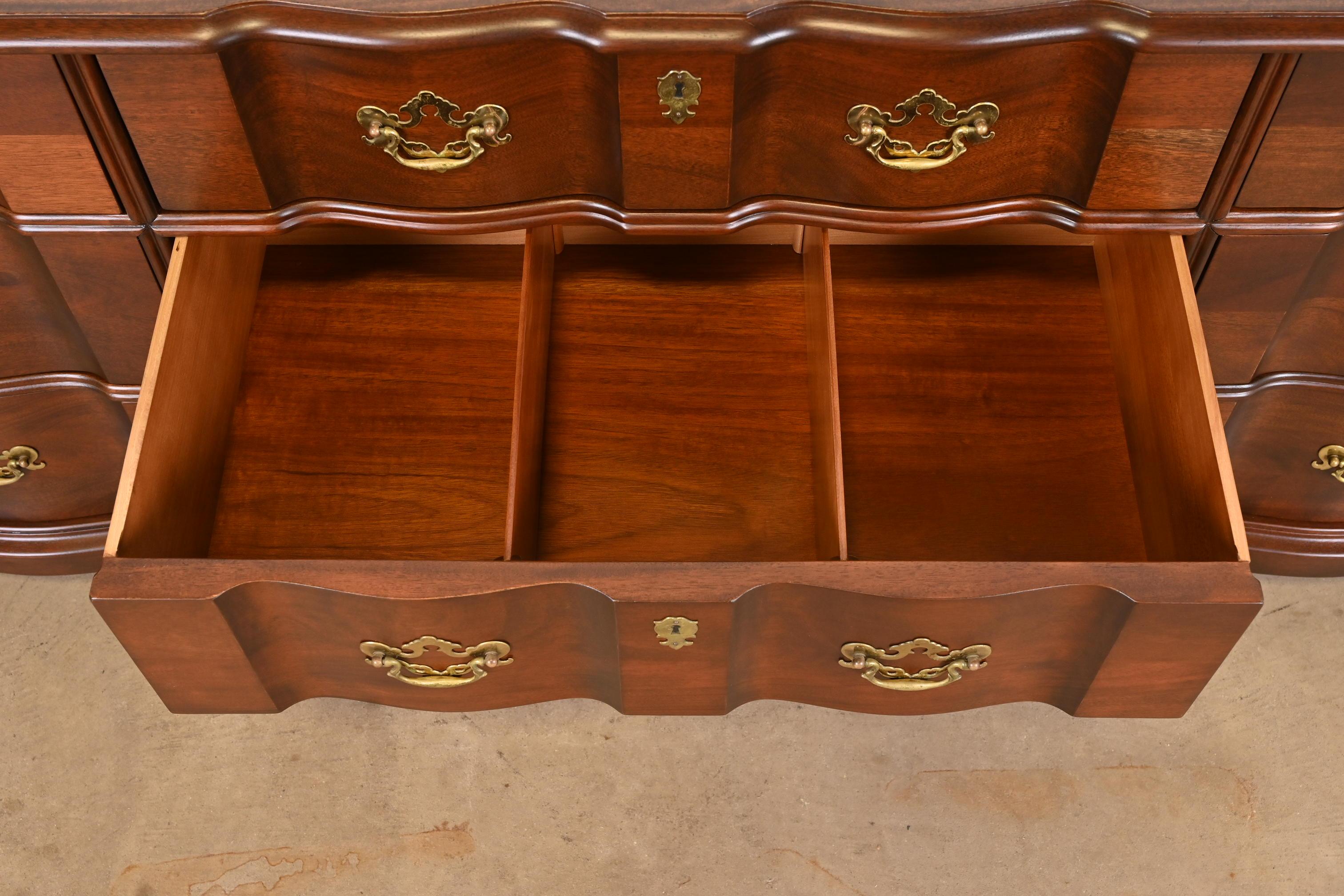 Henredon Georgian Solid Mahogany Block Front Triple Dresser, Newly Refinished For Sale 4
