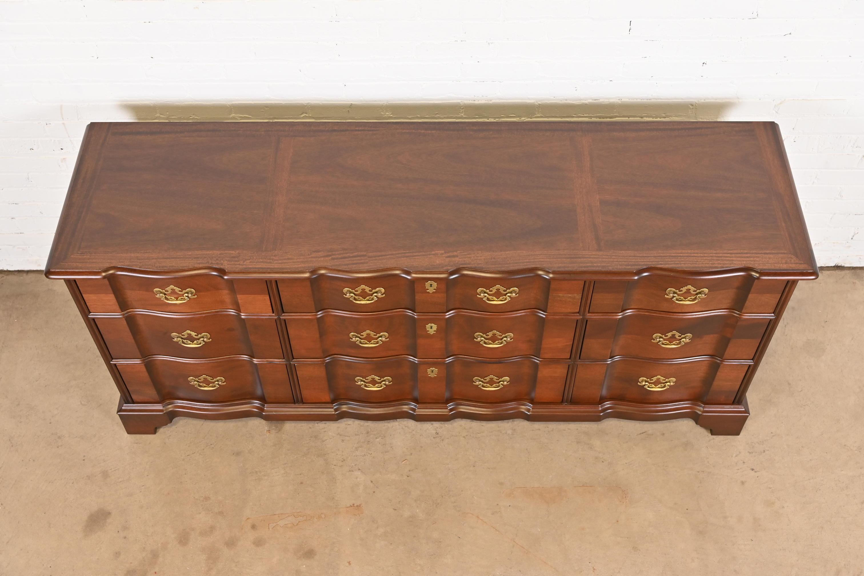 Henredon Georgian Solid Mahogany Block Front Triple Dresser, Newly Refinished For Sale 7