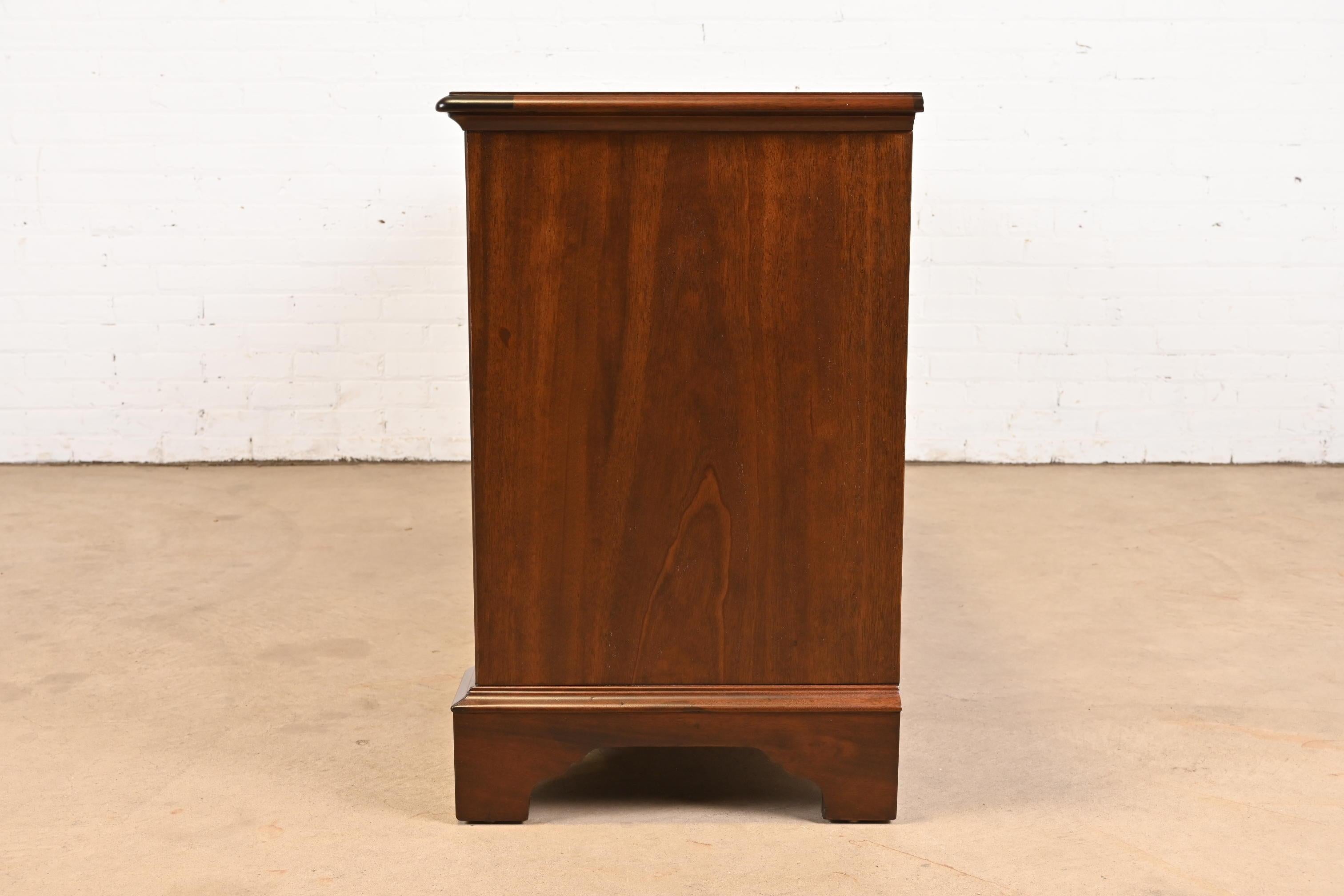 Henredon Georgian Solid Mahogany Block Front Triple Dresser, Newly Refinished For Sale 8