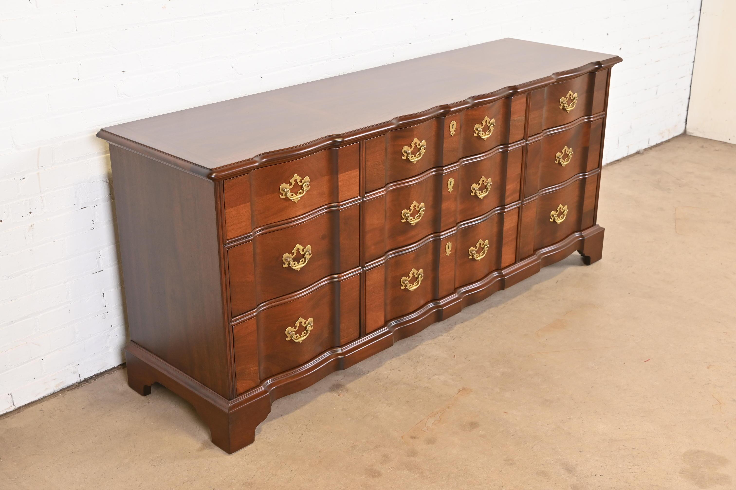 Henredon Georgian Solid Mahogany Block Front Triple Dresser, Newly Refinished In Good Condition For Sale In South Bend, IN