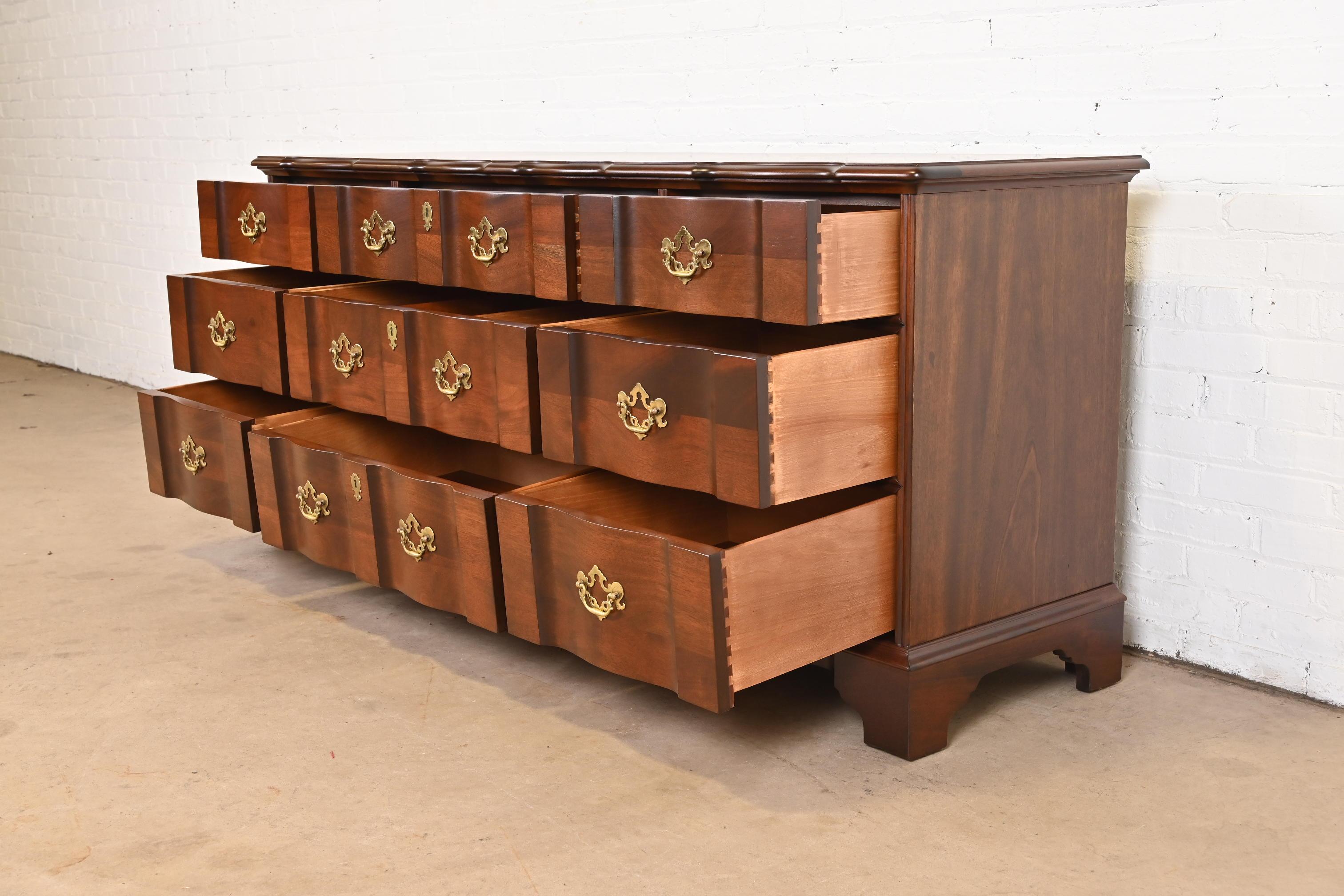 Henredon Georgian Solid Mahogany Block Front Triple Dresser, Newly Refinished For Sale 2