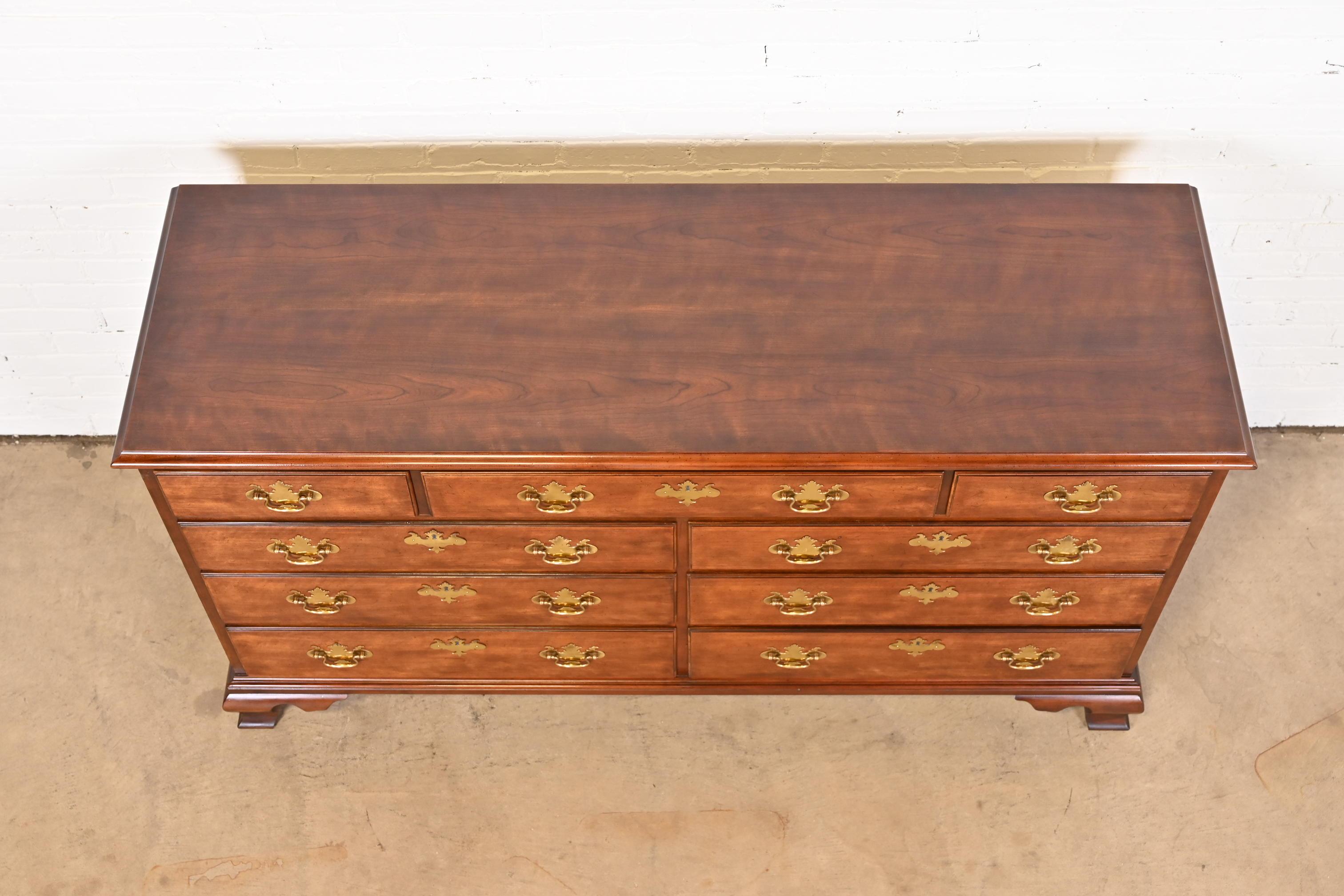 Henredon Georgian Solid Mahogany Nine-Drawer Dresser or Credenza 8