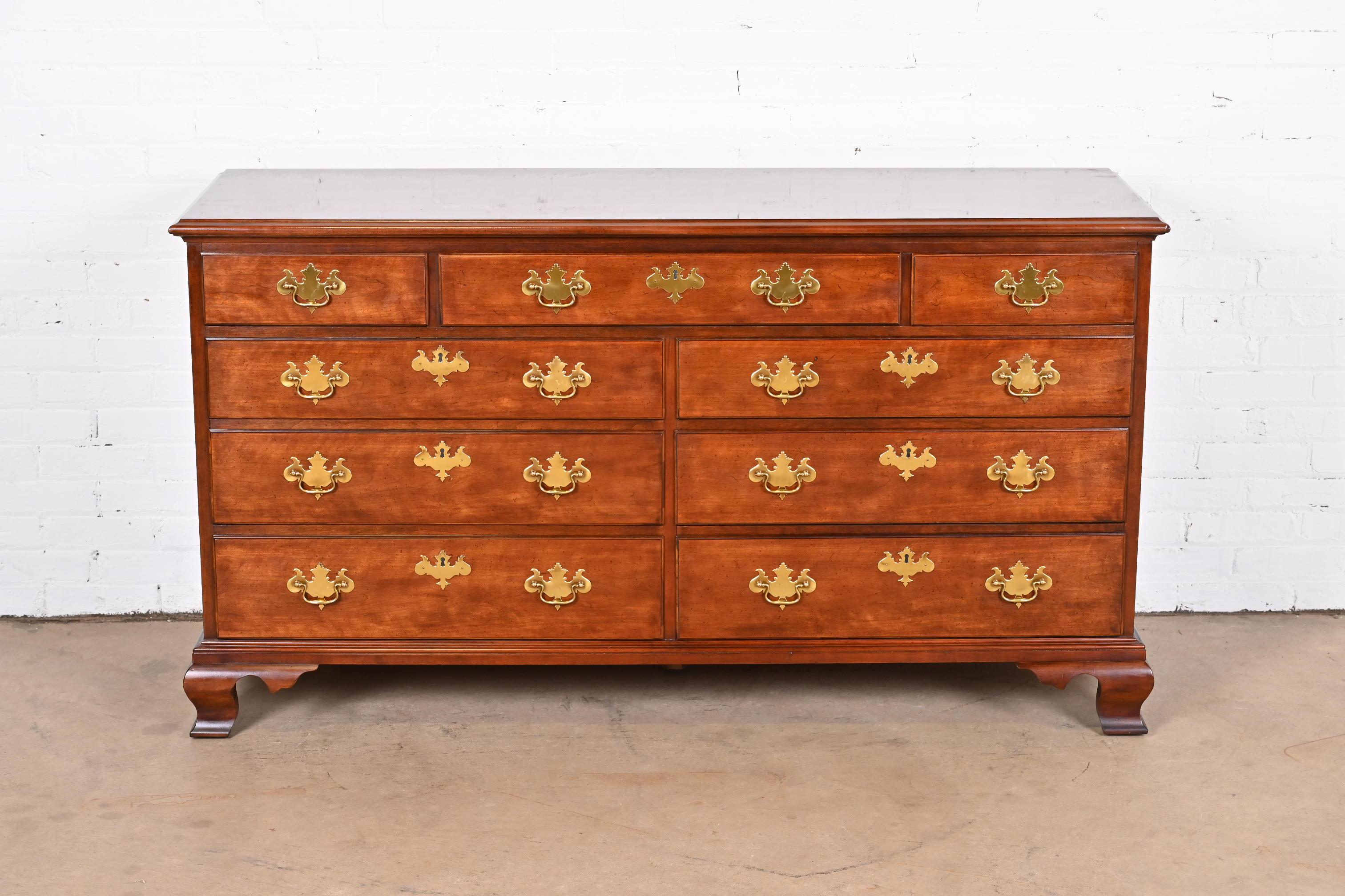 A gorgeous Georgian or Chippendale style nine-drawer dresser or chest of drawers

By Henredon

USA, 1980s

Carved solid mahogany, with original brass hardware.

Measures: 62