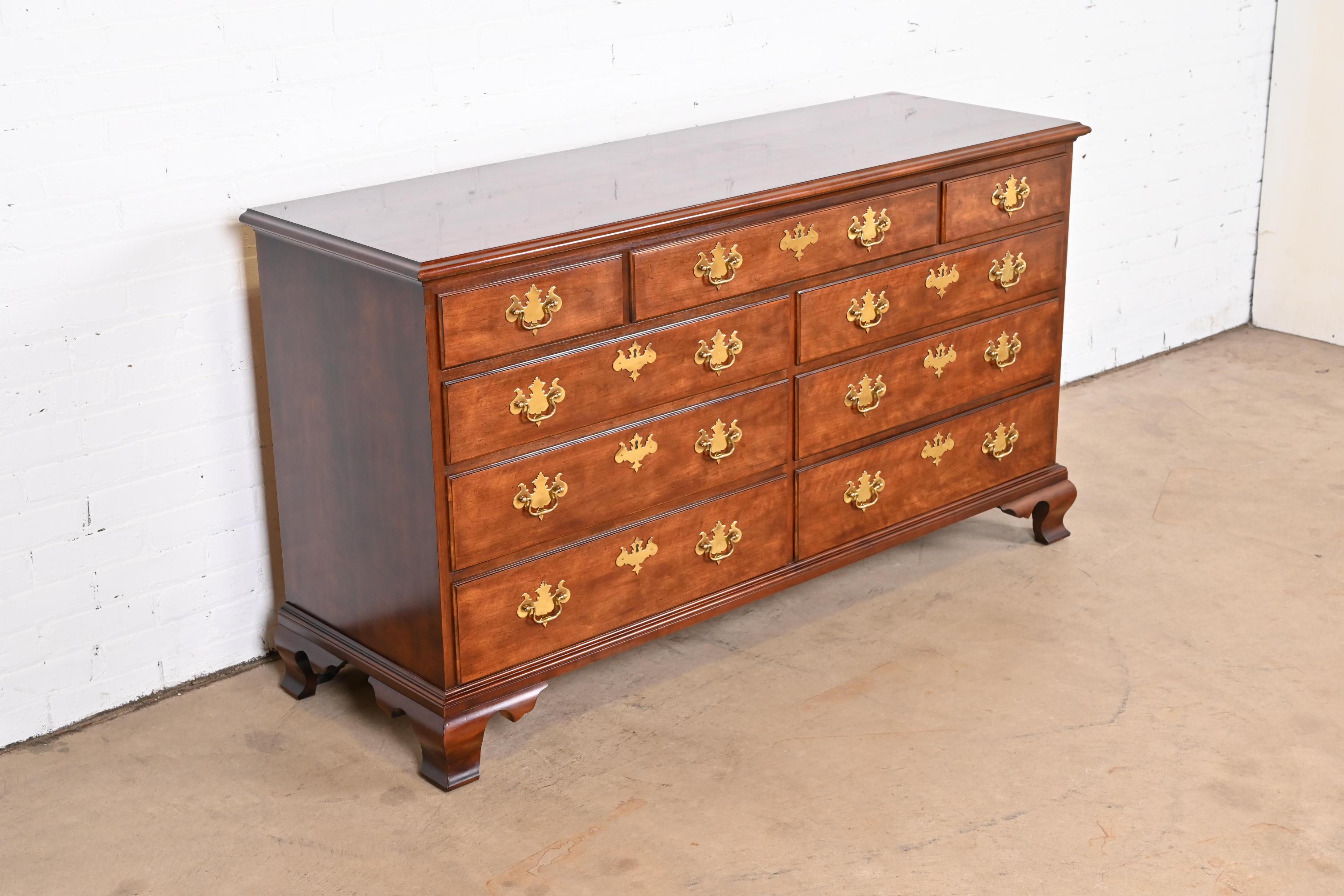 Henredon Georgian Solid Mahogany Nine-Drawer Dresser or Credenza In Good Condition In South Bend, IN