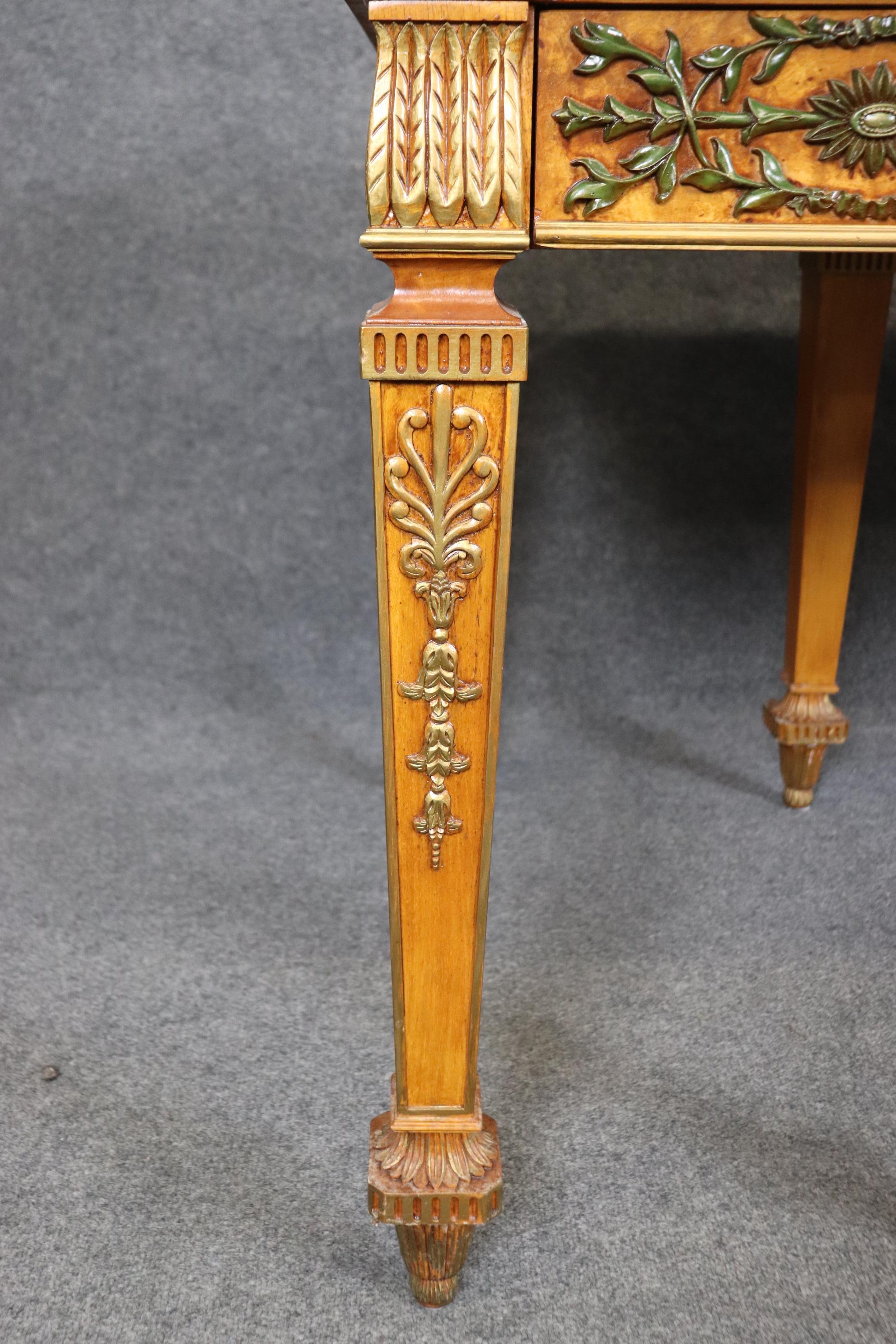 Henredon Großer englischer geschnitzter Schreibtisch im Adams-Stil, dekoriert, geschnitzt  6