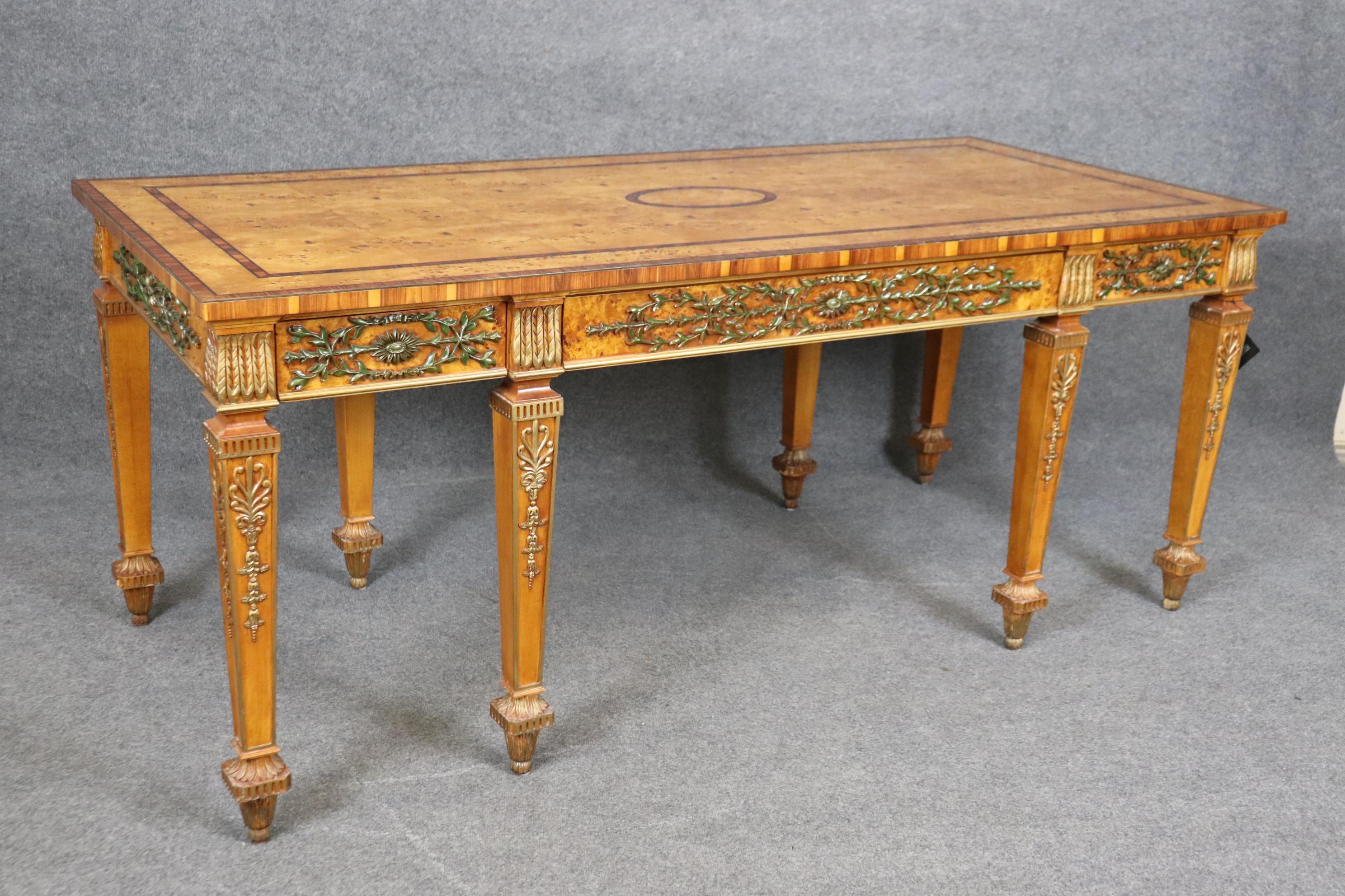 Henredon Großer englischer geschnitzter Schreibtisch im Adams-Stil, dekoriert, geschnitzt  (Adamstil)