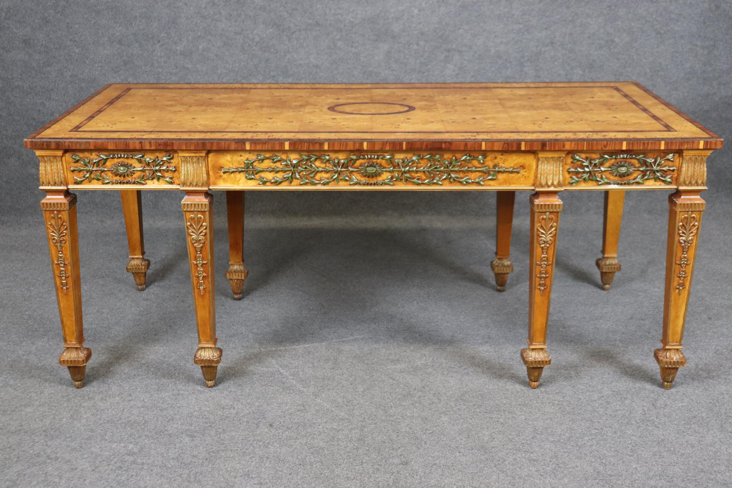 Henredon Großer englischer geschnitzter Schreibtisch im Adams-Stil, dekoriert, geschnitzt  (21. Jahrhundert und zeitgenössisch)