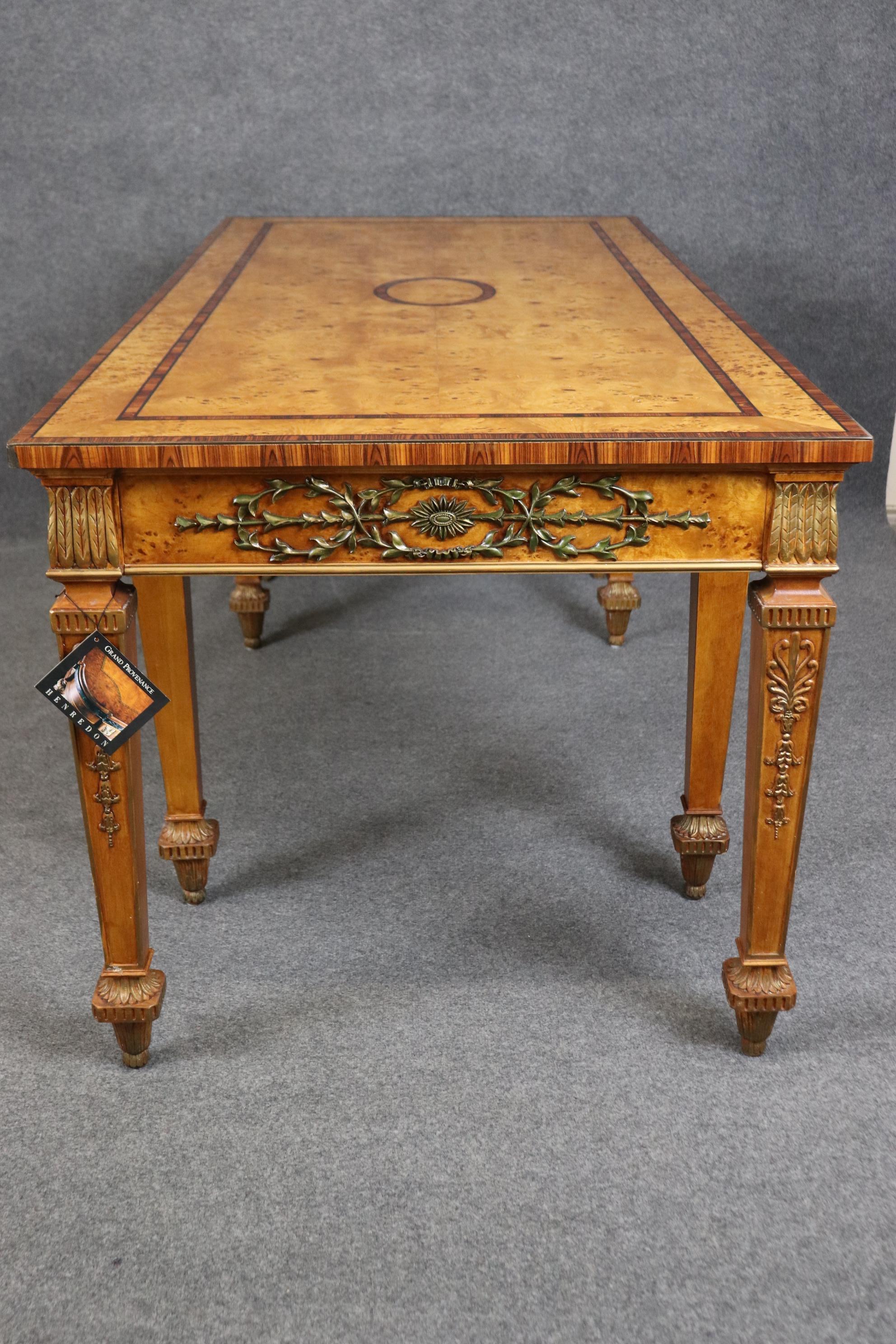 Henredon Großer englischer geschnitzter Schreibtisch im Adams-Stil, dekoriert, geschnitzt  (Bergahornholz)
