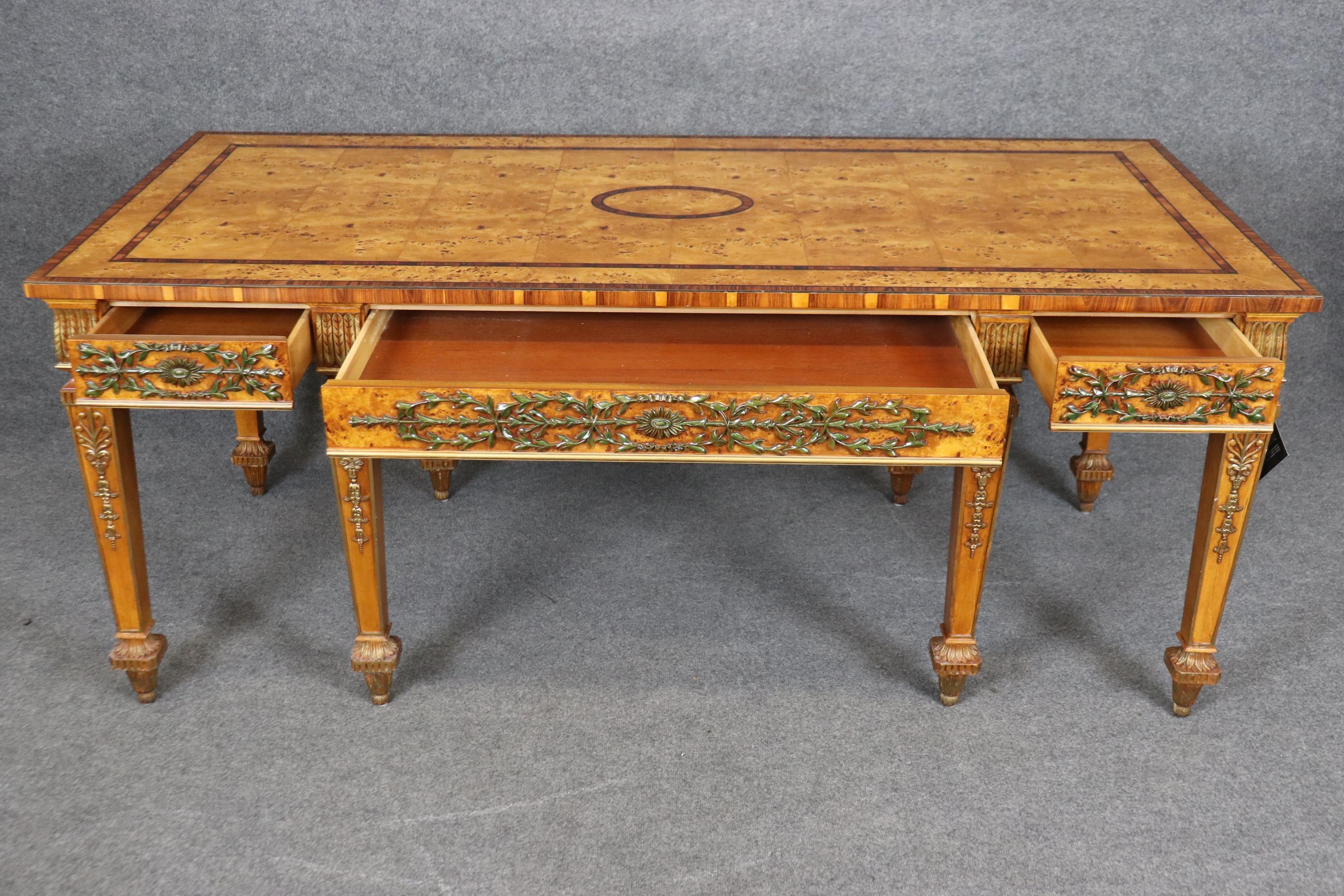 Henredon Großer englischer geschnitzter Schreibtisch im Adams-Stil, dekoriert, geschnitzt  1