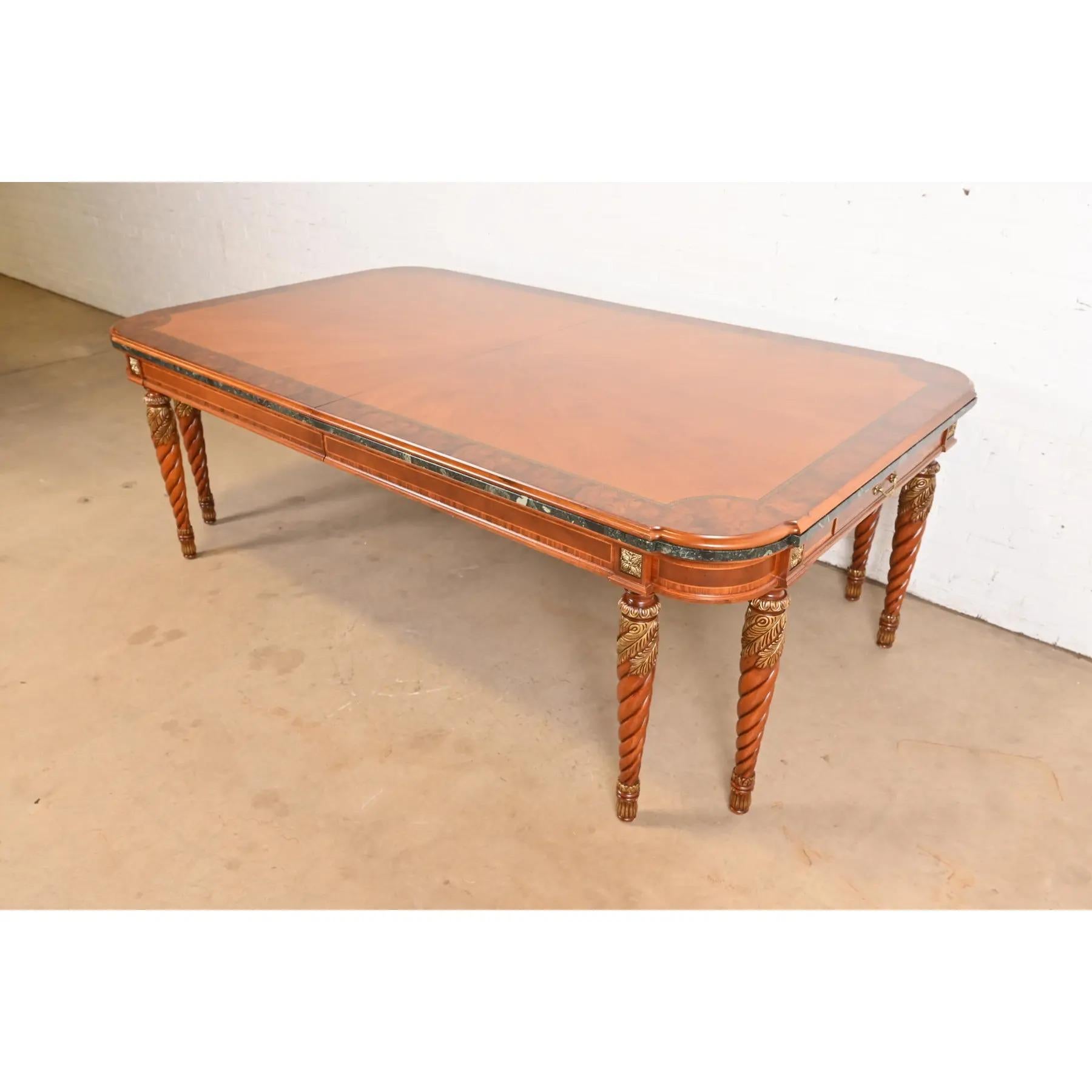 Rare et exceptionnelle table de salle à manger à rallonge de style néoclassique italien ou régence française de style Louis XVI.

Par Henredon, Collection 